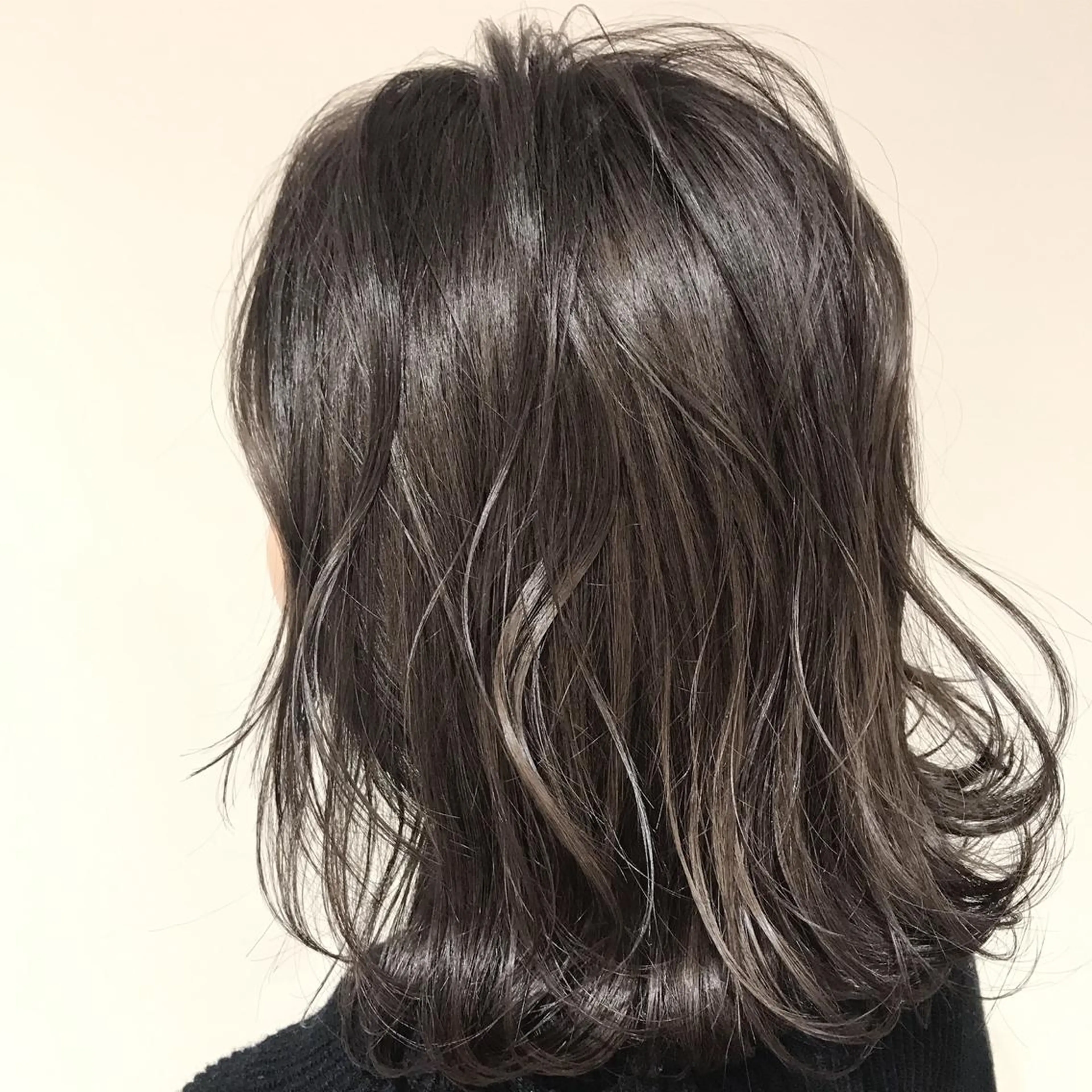 ショート カラー アッシュ アッシュグレー アッシュグレージュ バレイヤージュ ベージュカラー AMI Hair  supply所属・髪質改善カラー 韓国風レイヤーのヘアスタイル