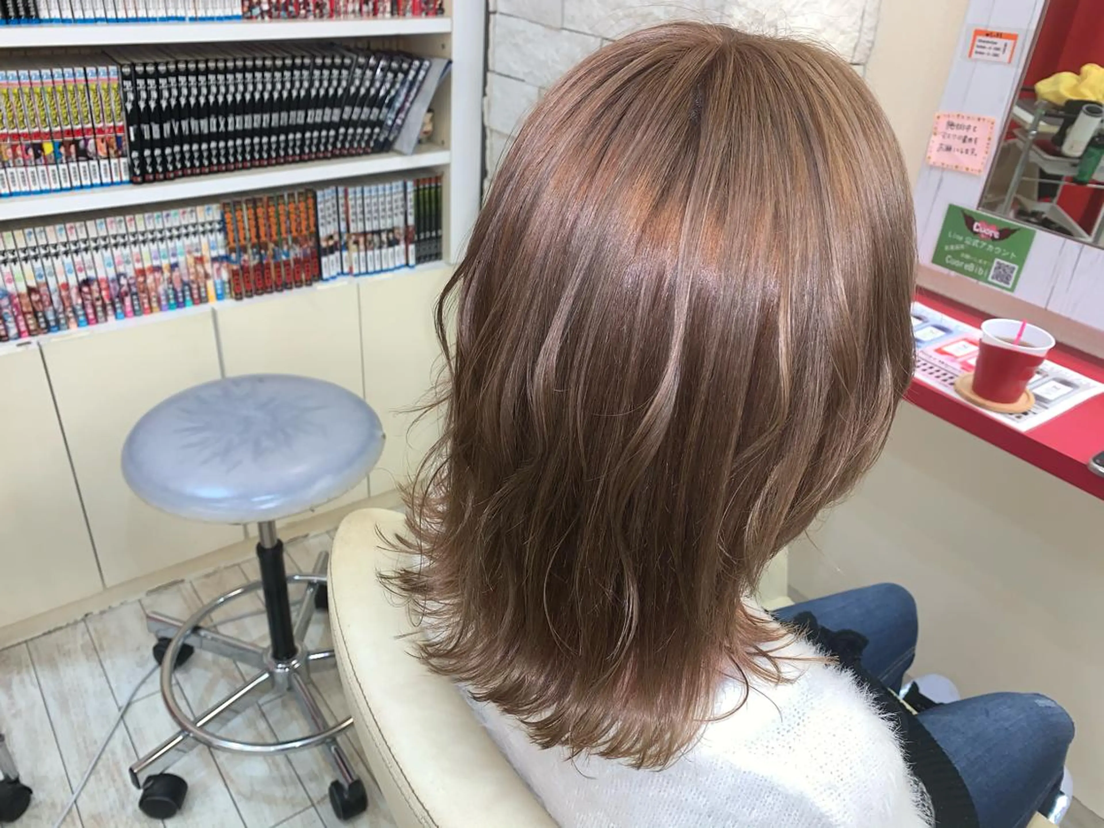 セミロング カラー ヘアアレンジ アッシュ ベージュカラー 今村公介 ブリーチ特化、派手髪のヘアスタイル