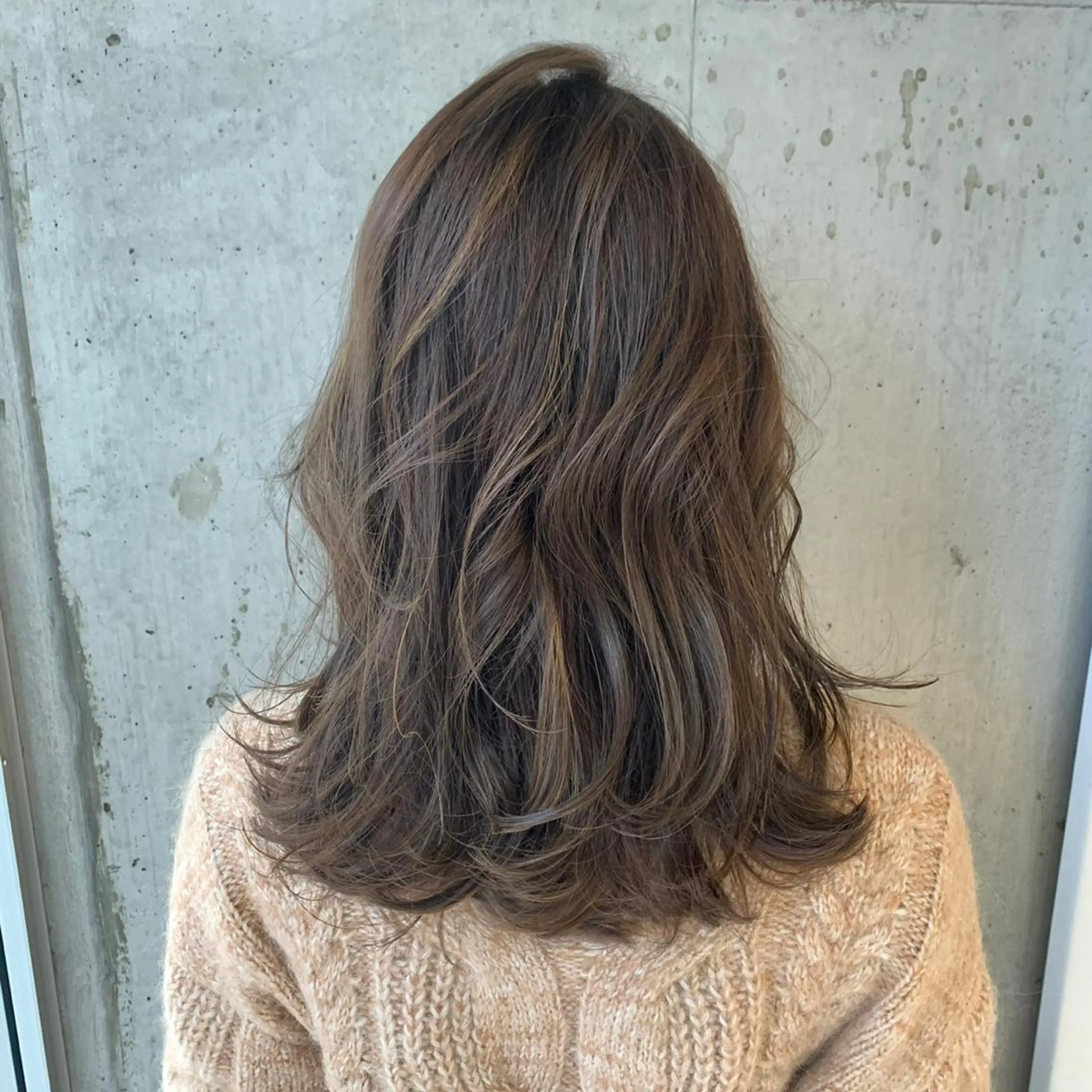 セミロング カラー アッシュ ベージュカラー 透明感カラー ハイライトカラー ハイライト kopje所属・コバヤシ リョウのヘアスタイル