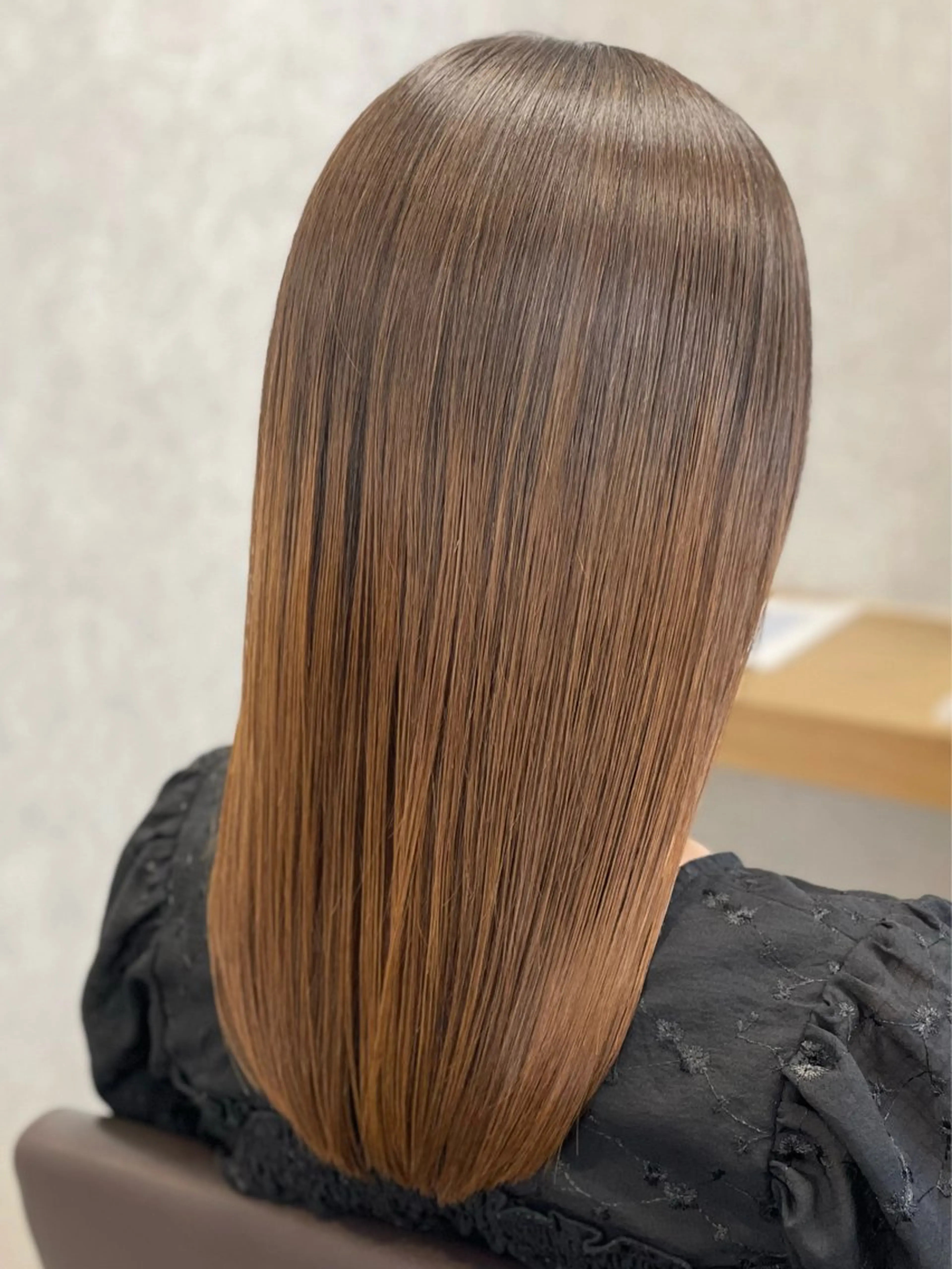 セミロング カット ヘアカラー 縮毛矯正 トリートメント 髪質改善×METEO 店長 貞松直也のヘアスタイル