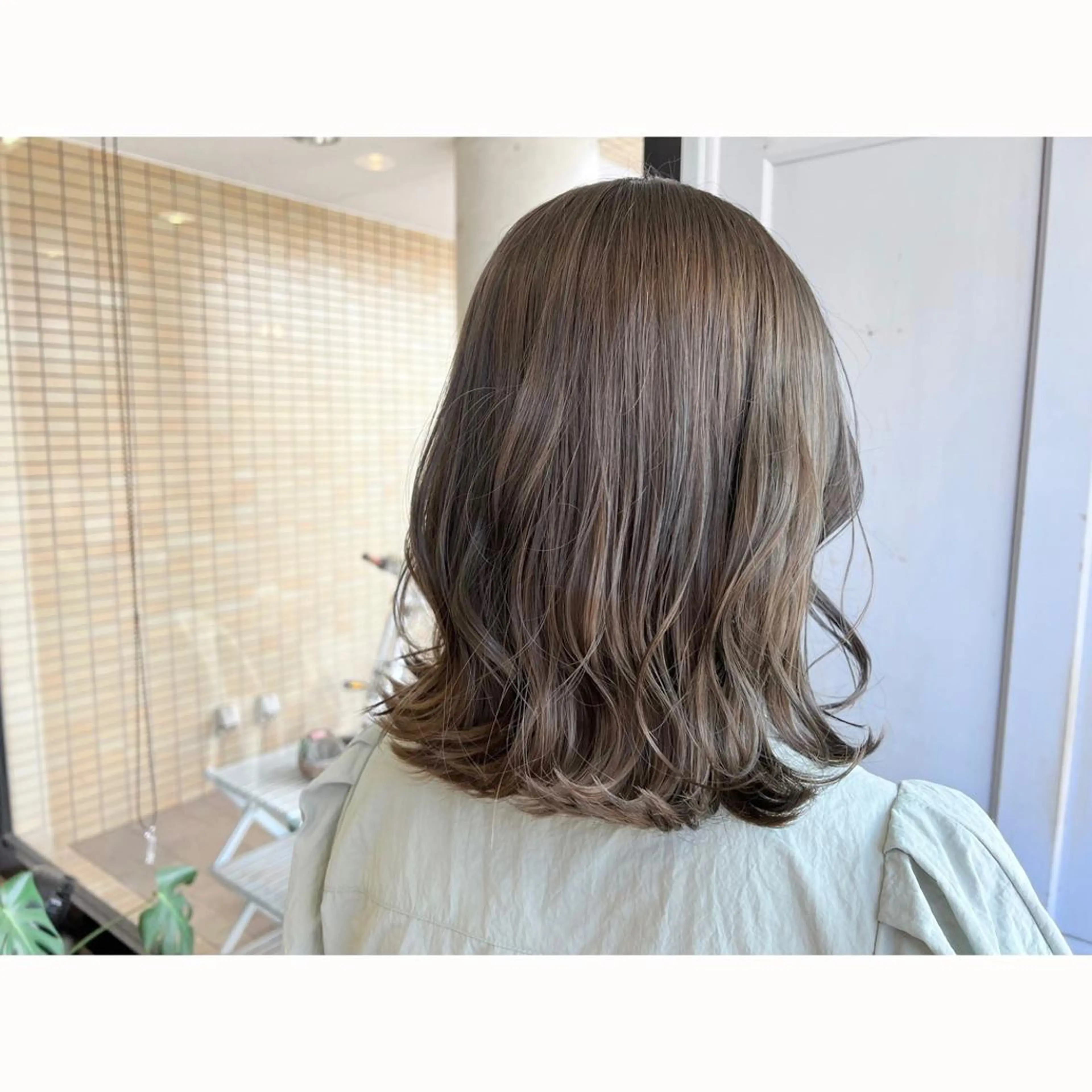 セミロング カラー アッシュ ベージュカラー ブリーチ ヘアカラー トリートメント ツキダテ ユイのヘアスタイル