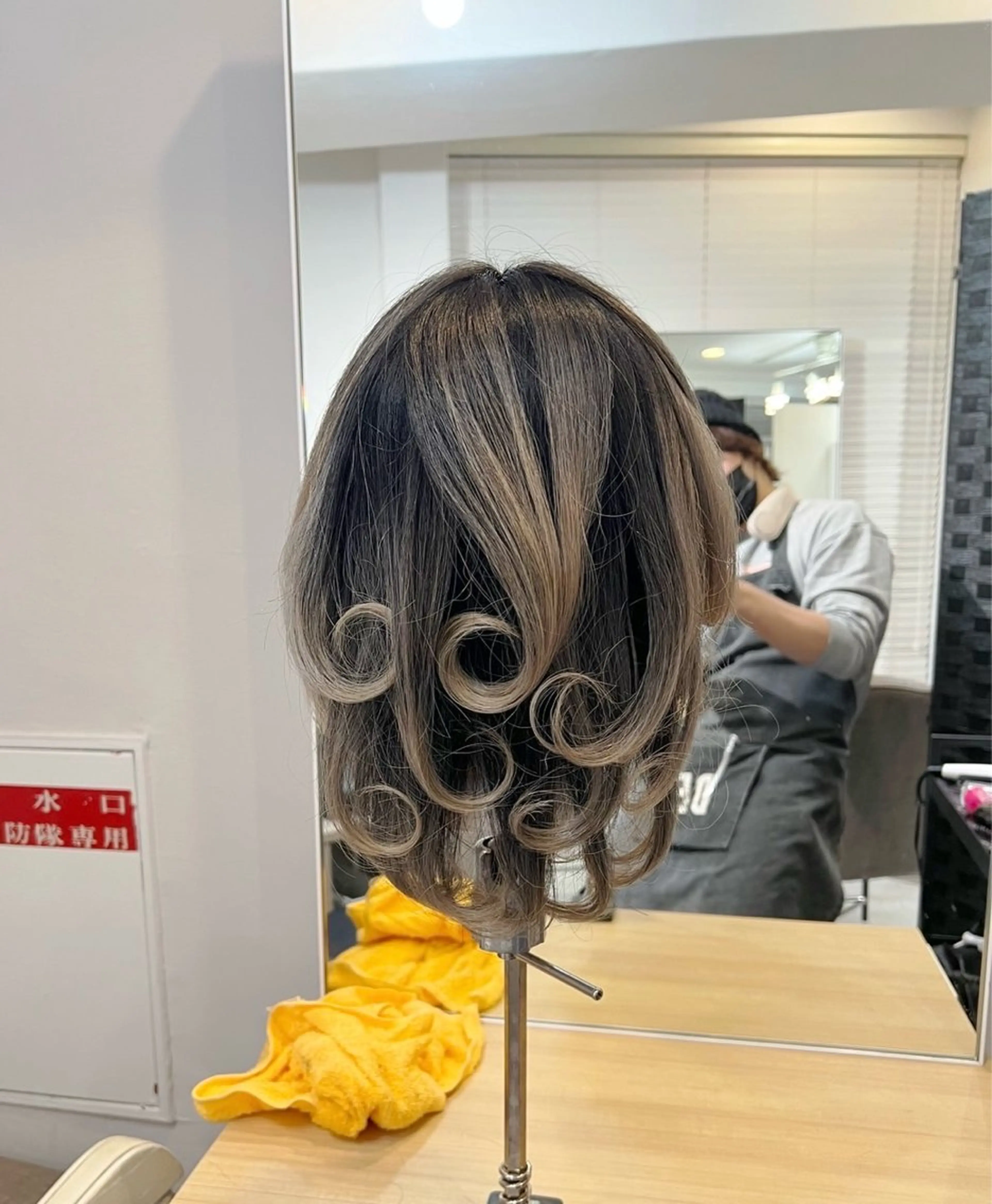 ミディアム カラー バレイヤージュ ベージュカラー ホワイトベージュ レイヤーカット ヘアカラー トリートメント ROBIN所属・指名数No.1 /NAOYAのヘアスタイル