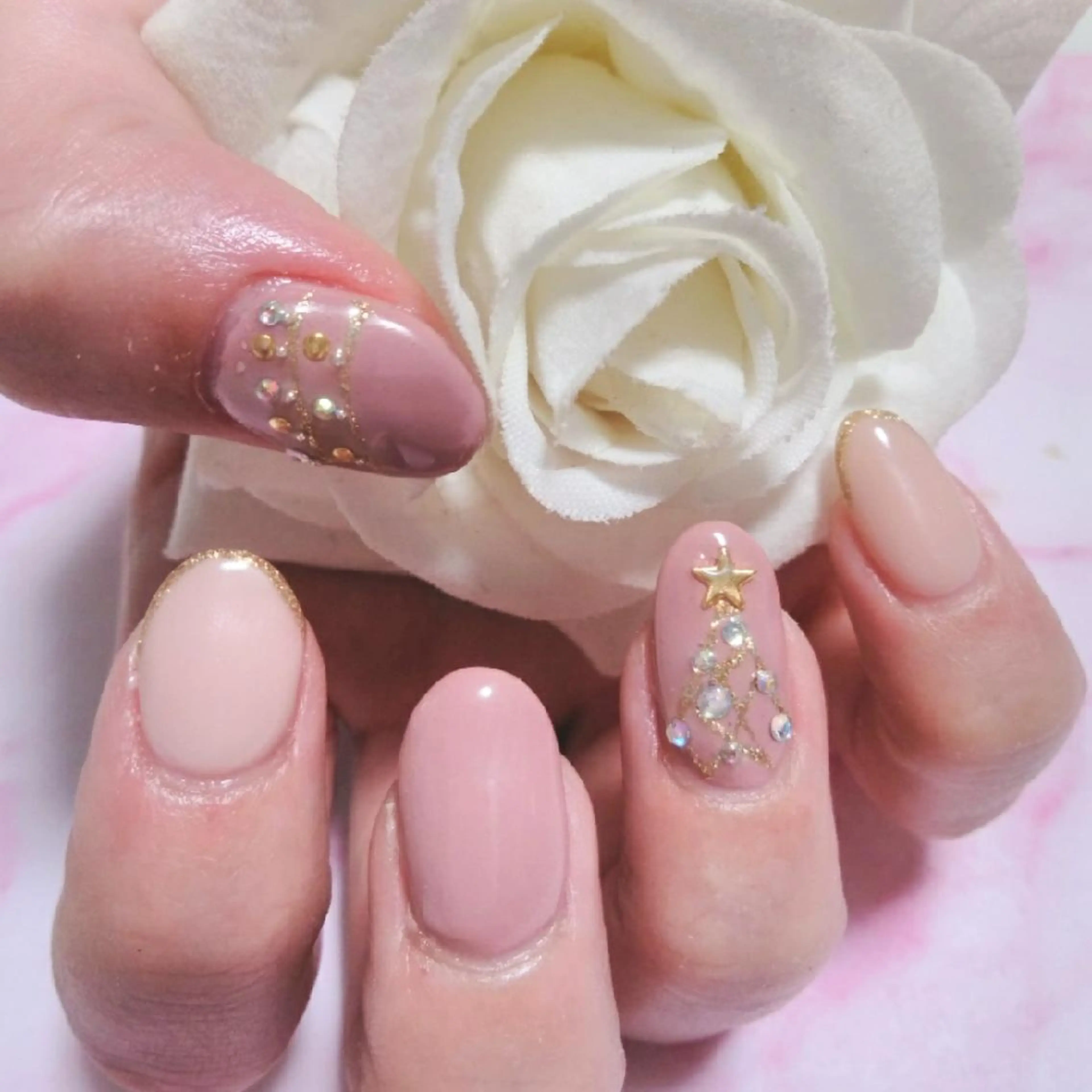 ネイル エステとネイル ローズコンフォートのネイルデザイン