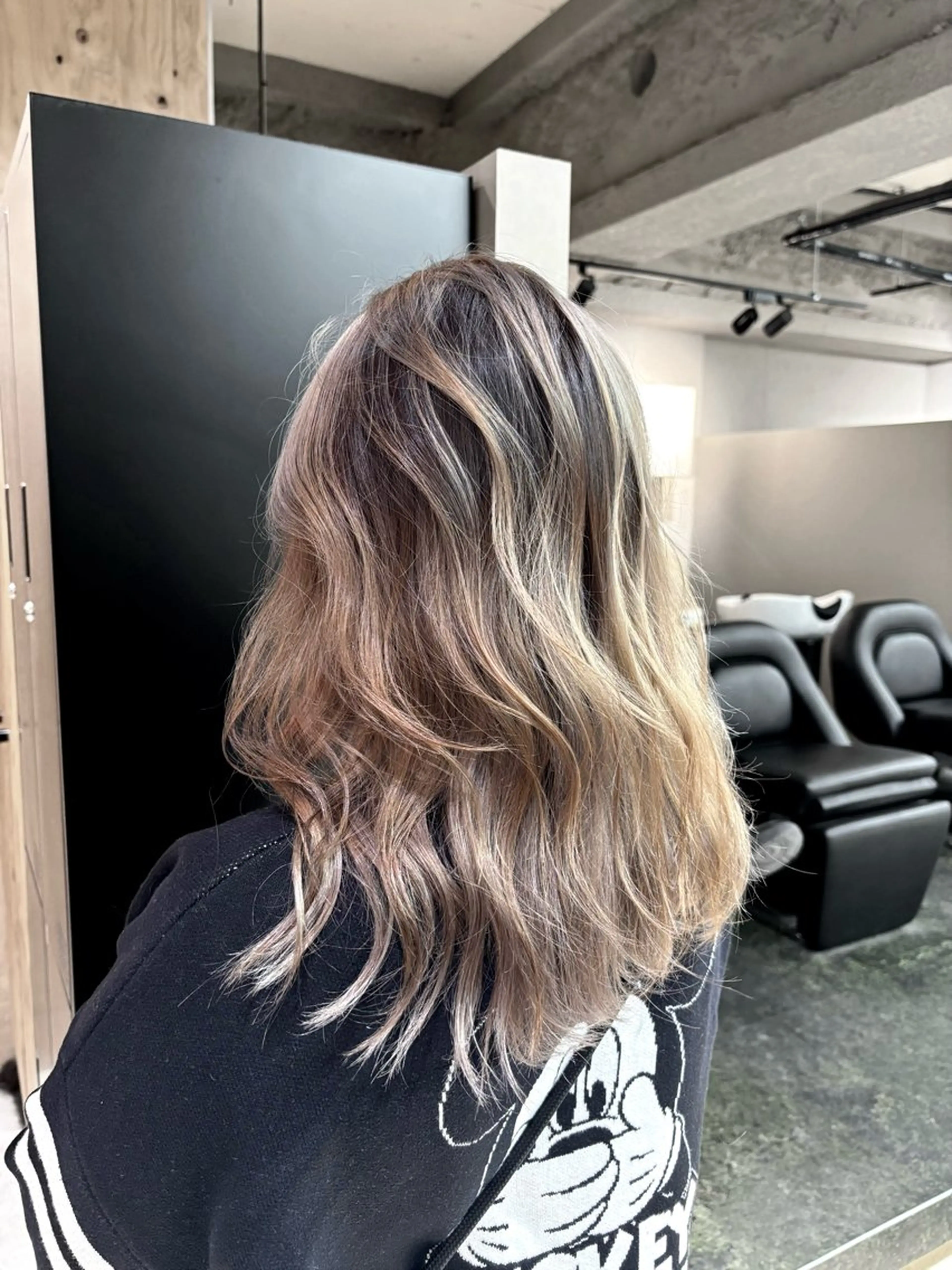 セミロング karin💋海外 レイヤーカットのヘアスタイル