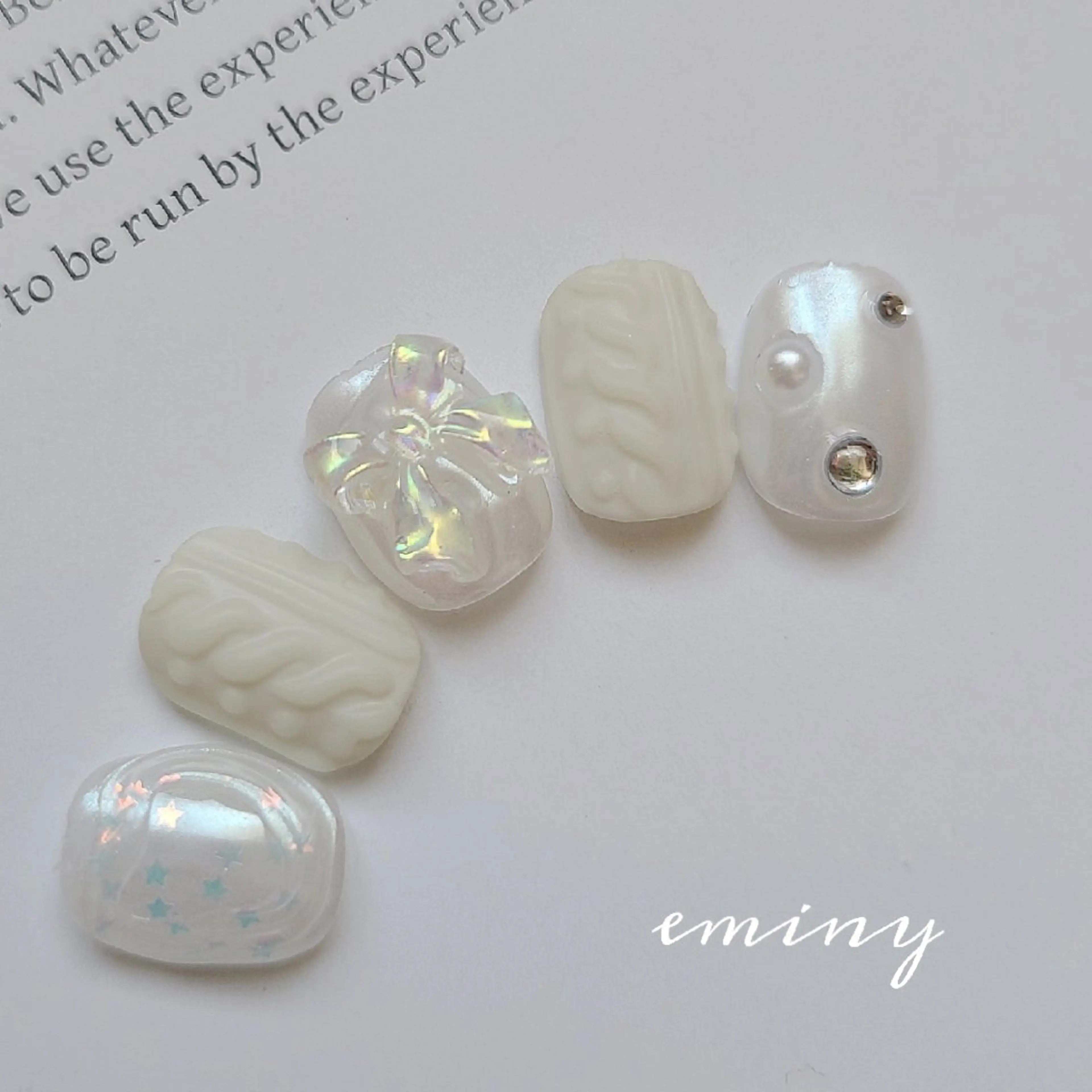 ネイル オーロラネイル 韓国ネイル リボン ホワイト 冬ネイル ハンドネイル nail salon  eminyのネイルデザイン