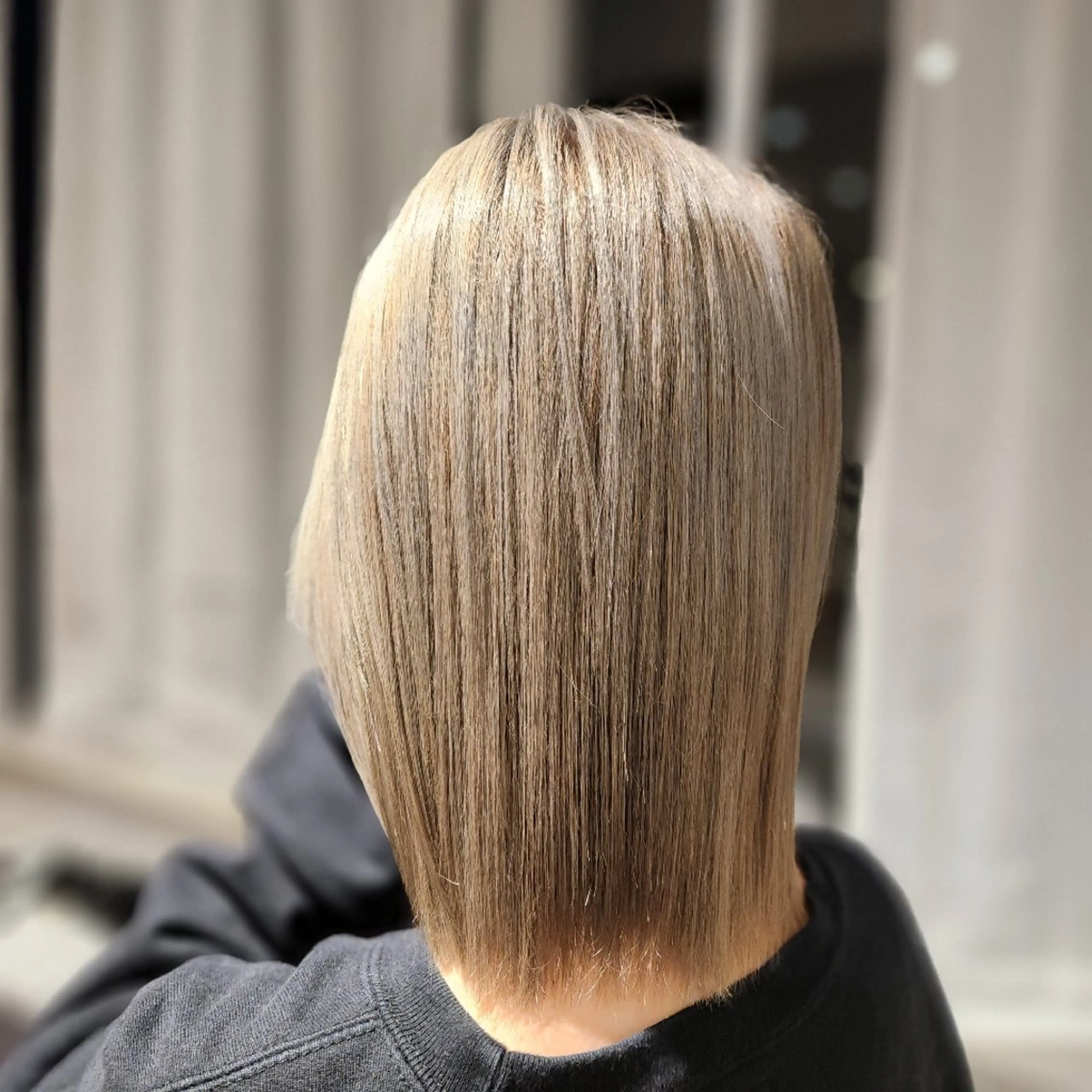 カラー ミディアム アッシュ ブリーチ ミルクティーアッシュ O.hair designers所属・シールエクステ🎀 ホシノ🕒ユウカのヘアスタイル