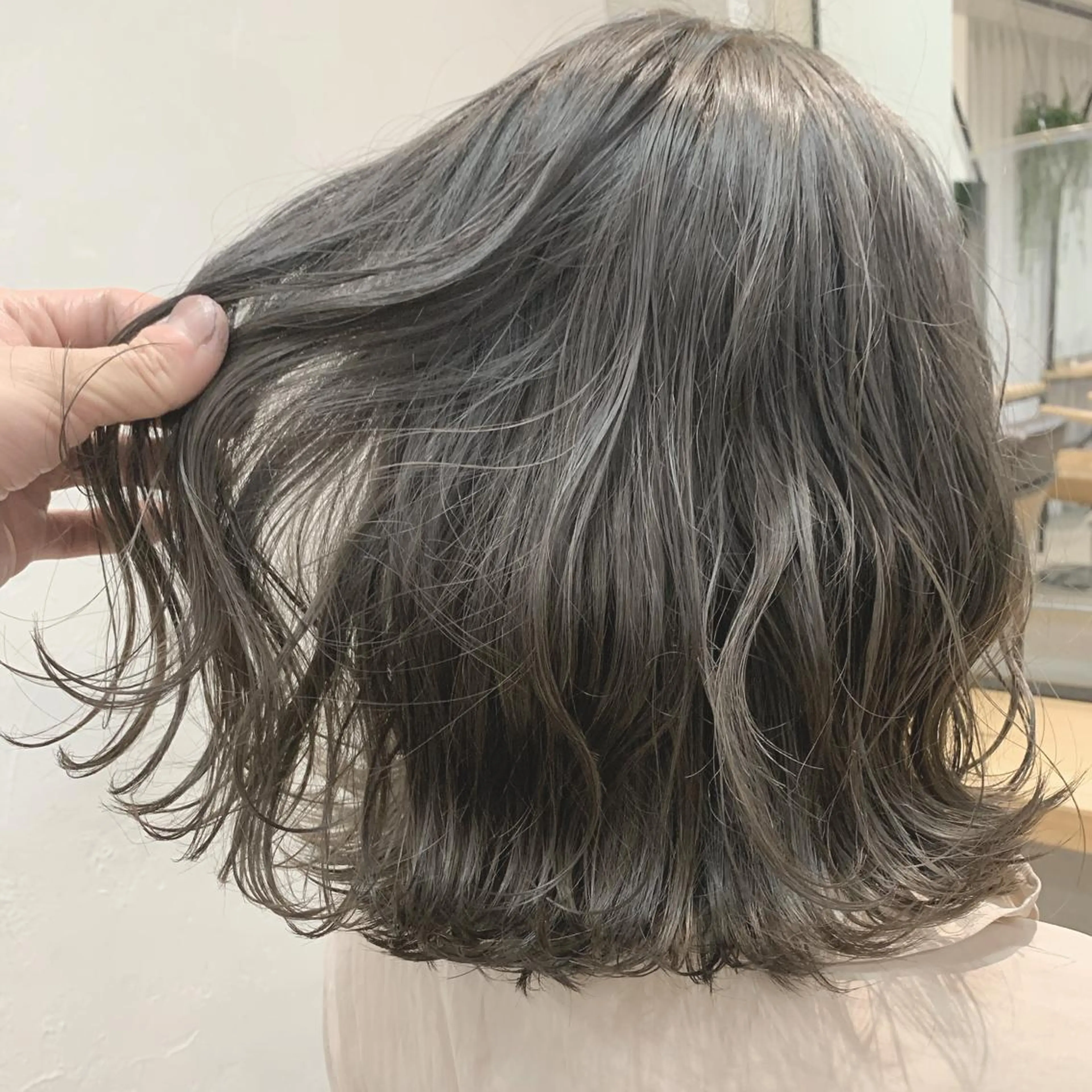 ミディアム カラー ネイル ヘアカラー トリートメント ハイトーン&暗髪🔥 表参道二刀流マエダのヘアスタイル