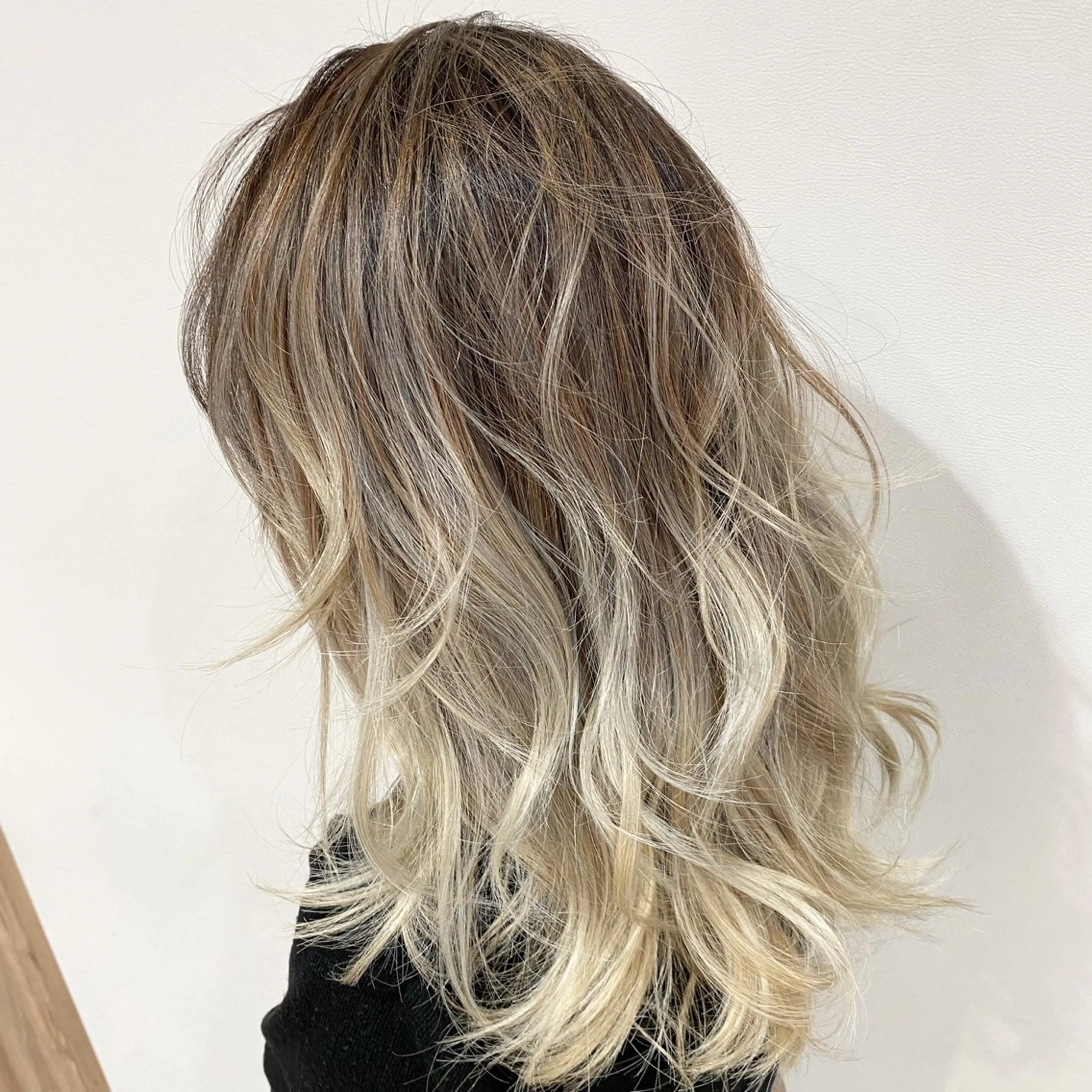 ミディアム カラー ボブレイヤー アッシュ バレイヤージュ ベージュカラー ブリーチ AMI Hair  supply所属・髪質改善カラー 韓国風レイヤーのヘアスタイル