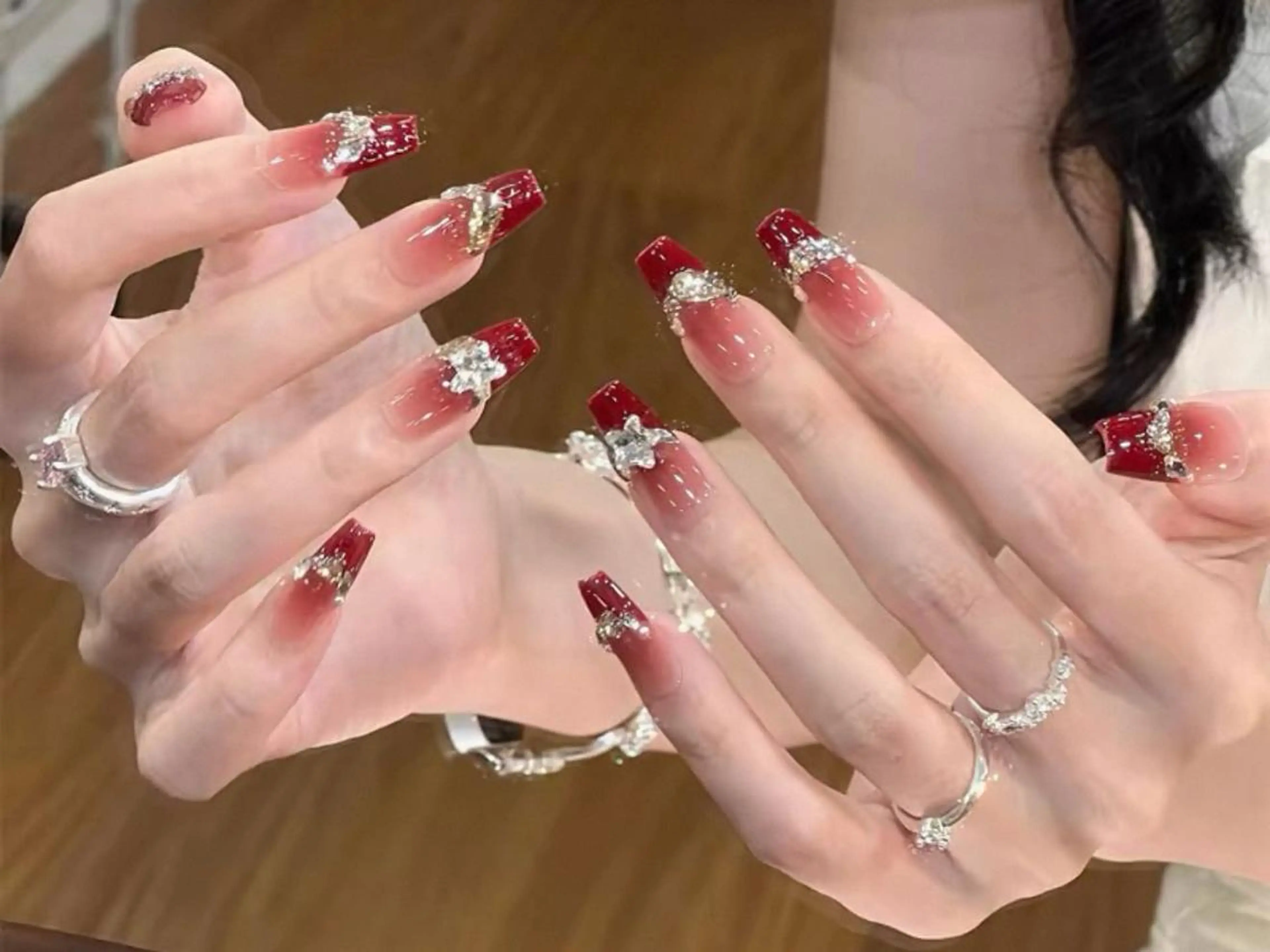 ネイル ボルドー ジェルネイル ゴージャス グラデーション ホログラムネイル ハンドネイル 🎀Sense Nail新宿店🎀のネイルデザイン