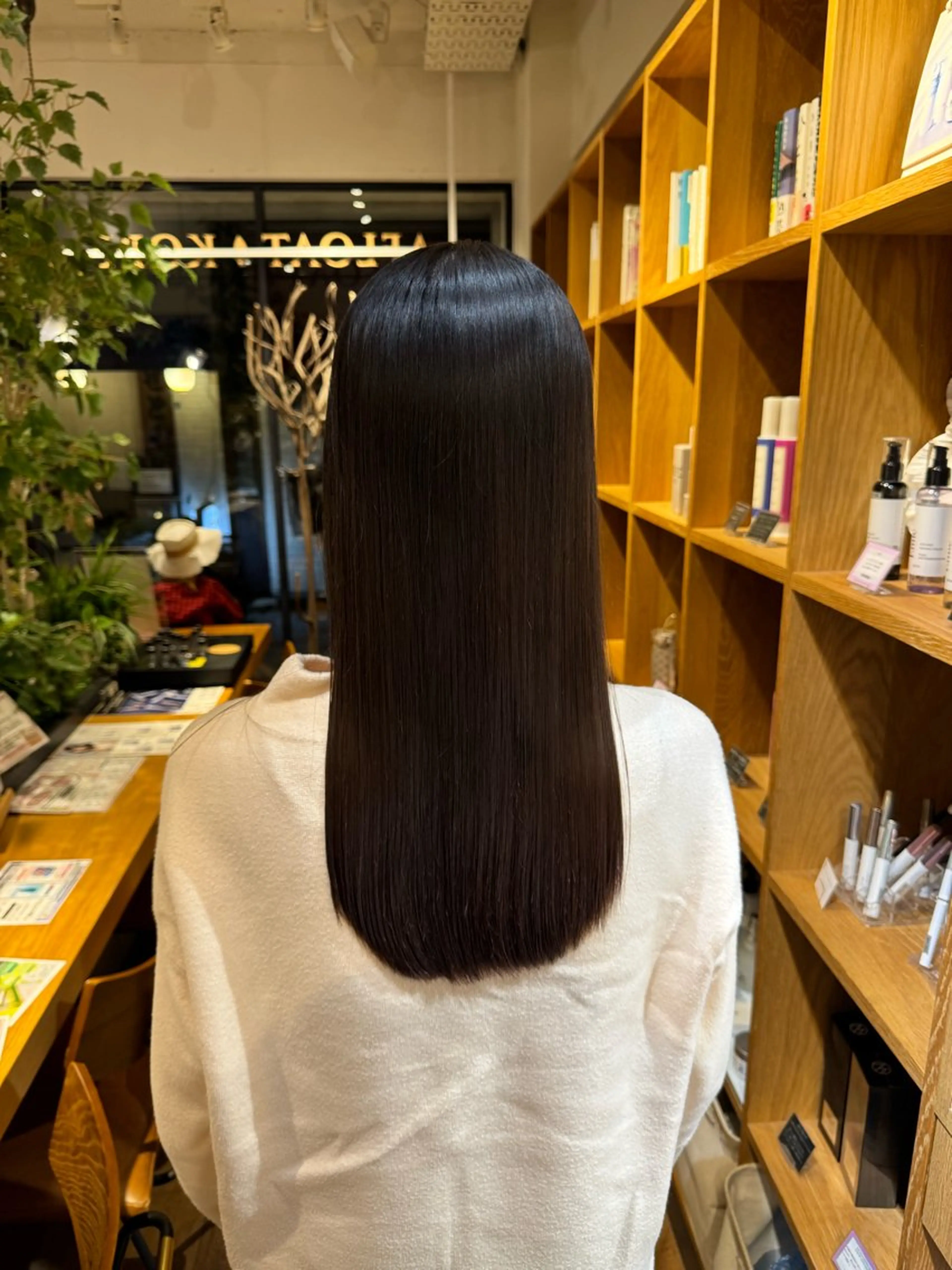 セミロング カット 縮毛矯正 トリートメント afloatkobe所属・美髪/髪質改善 川口凌弥のヘアスタイル