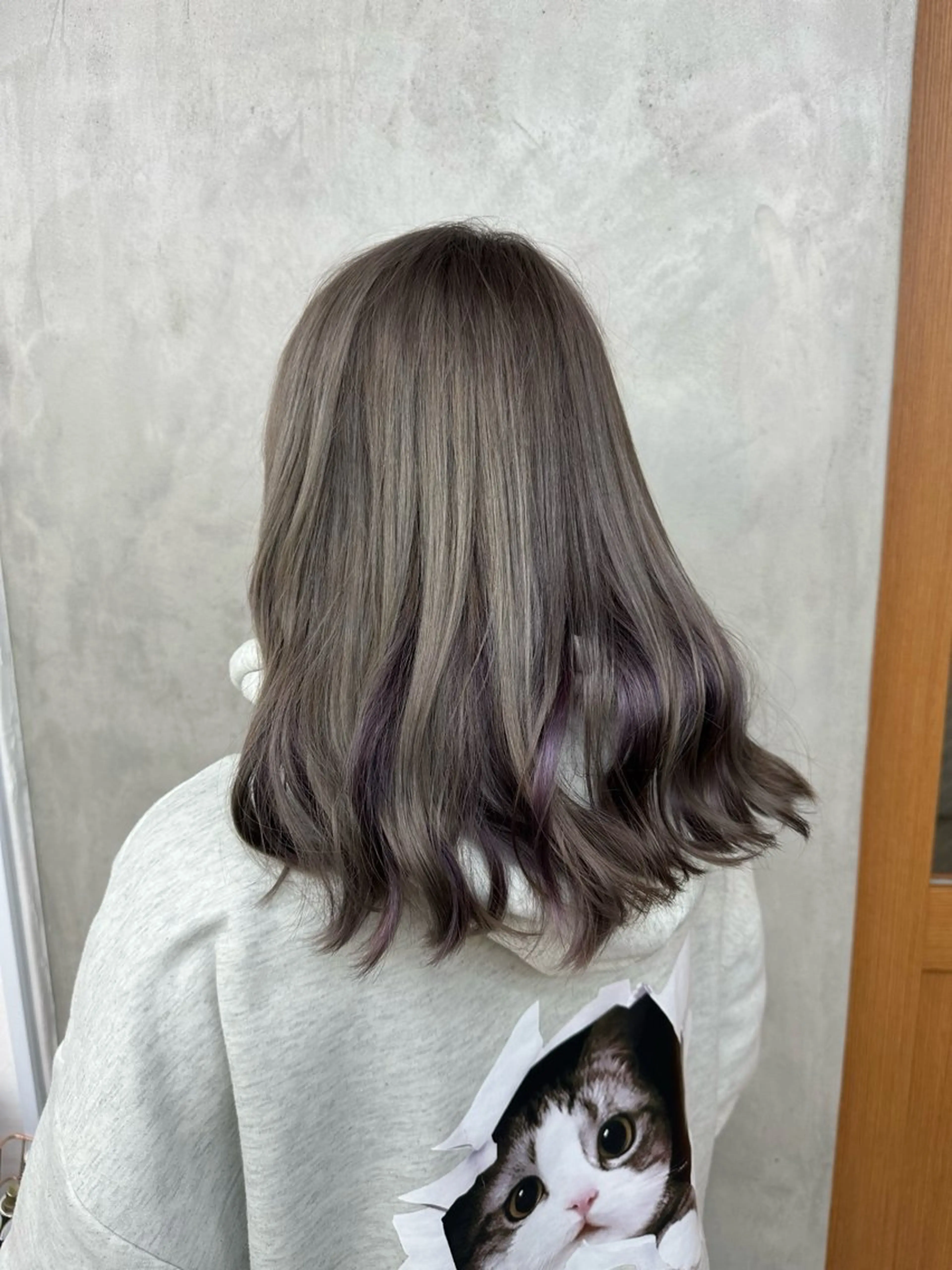 カラー ブリーチ グレージュ インナーカラー 佐古 遼太のヘアスタイル