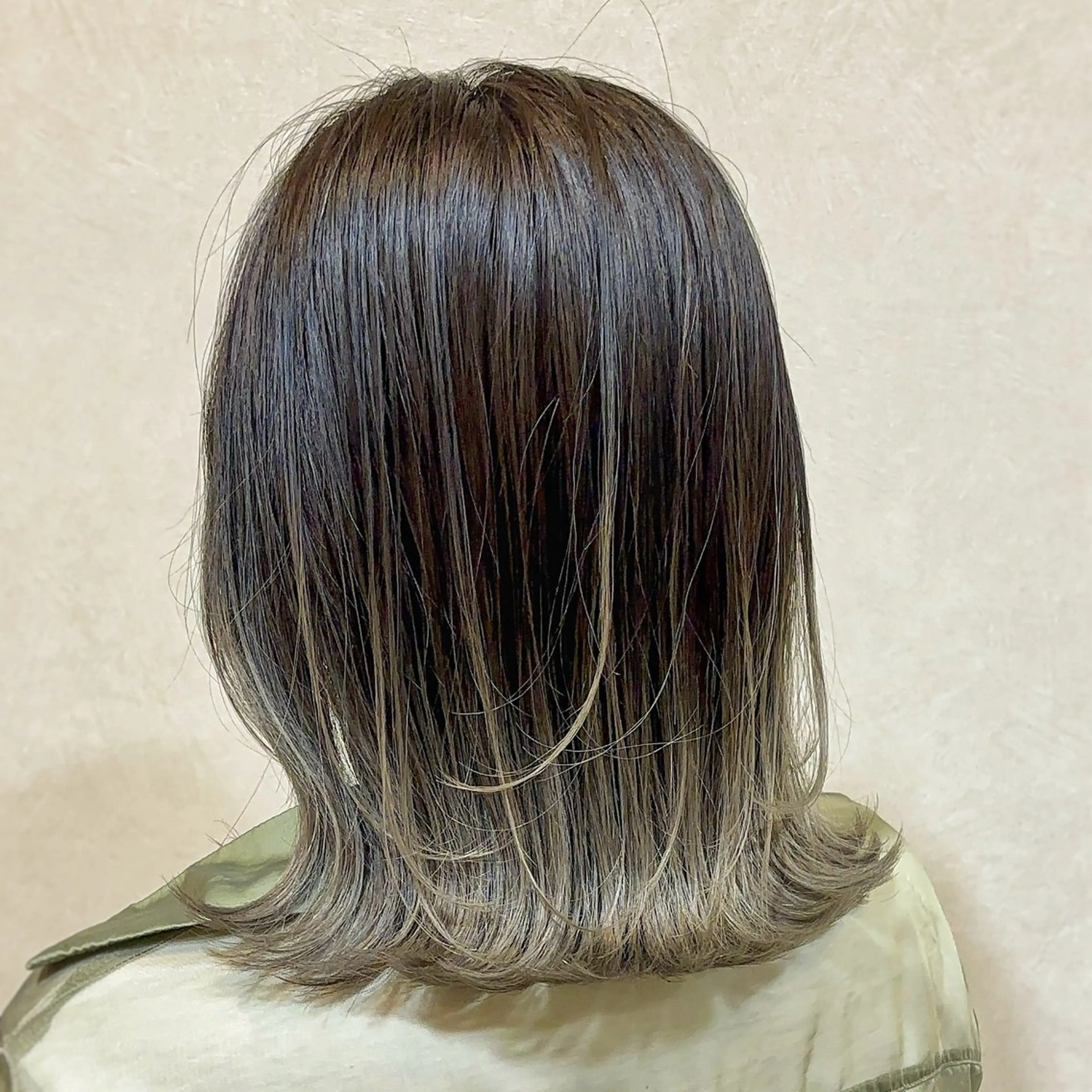 ミディアム カラー ボブレイヤー グラデーションカラー ボブ レイヤーカット カット ヘアカラー ブリーチなしベージュ 特化 松村 茶屋町のヘアスタイル