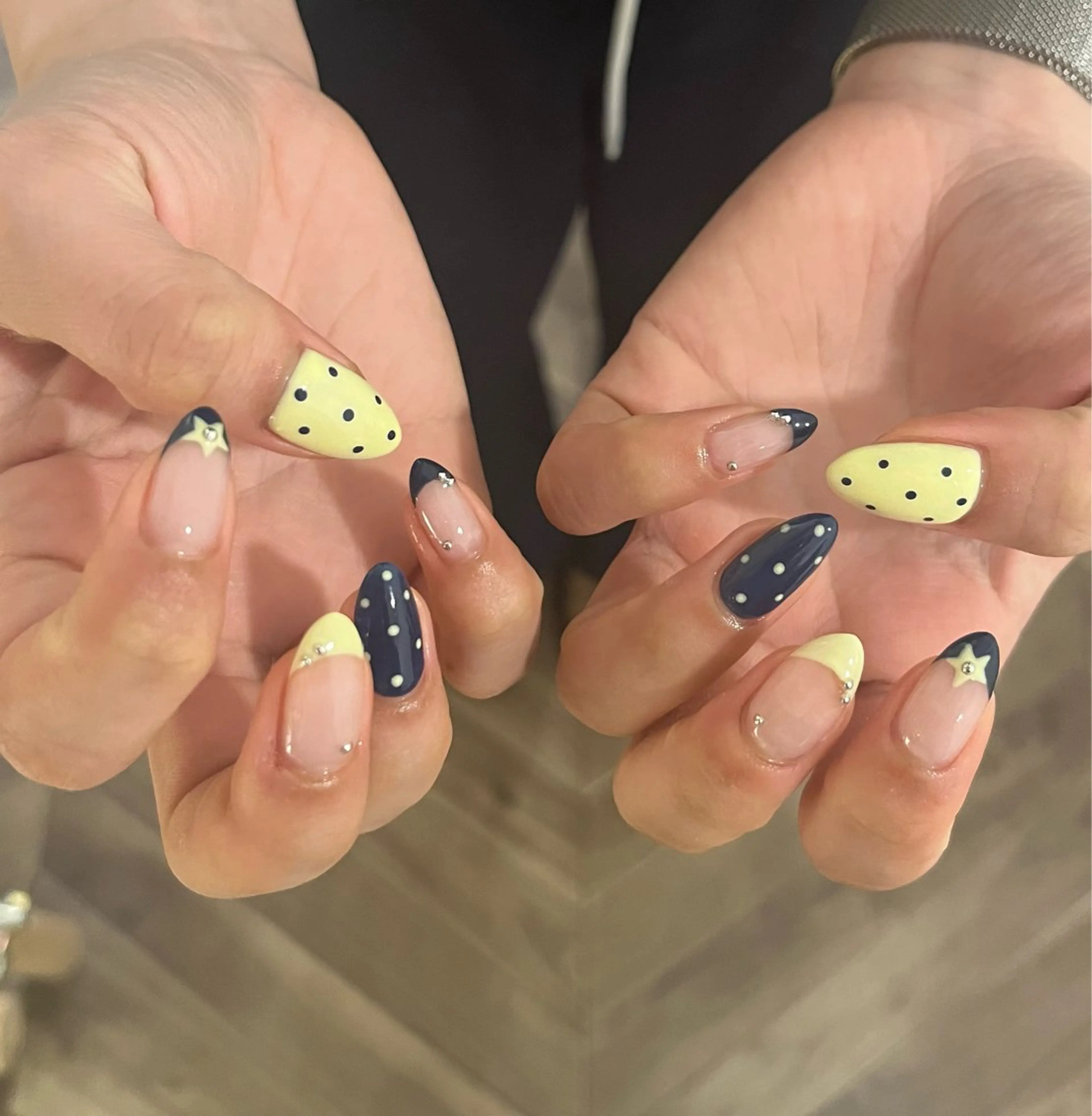 ネイル ドット フレンチネイル 持ち込み ネイビー 黄色 ハンドネイル AT.1011(アトリエテンイレブン)所属・AT.1011 (ハルカ)のネイルデザイン