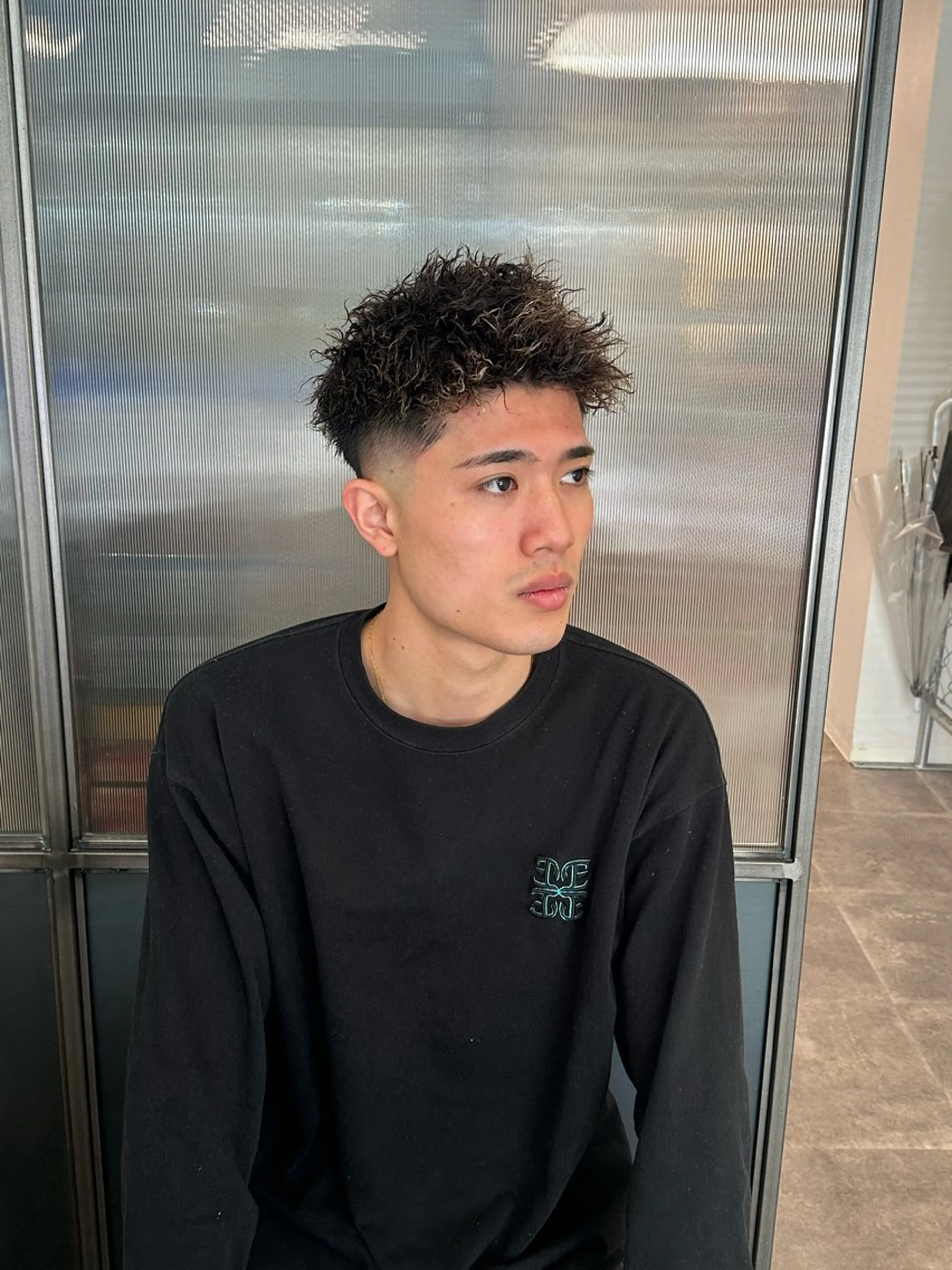 ショート パーマ メンズ フェードカット メンズパーマ スキンフェード メンズツイストパーマ ツイストパーマ カット ヘアカラー パーマ モチヅキ タツキのヘアスタイル