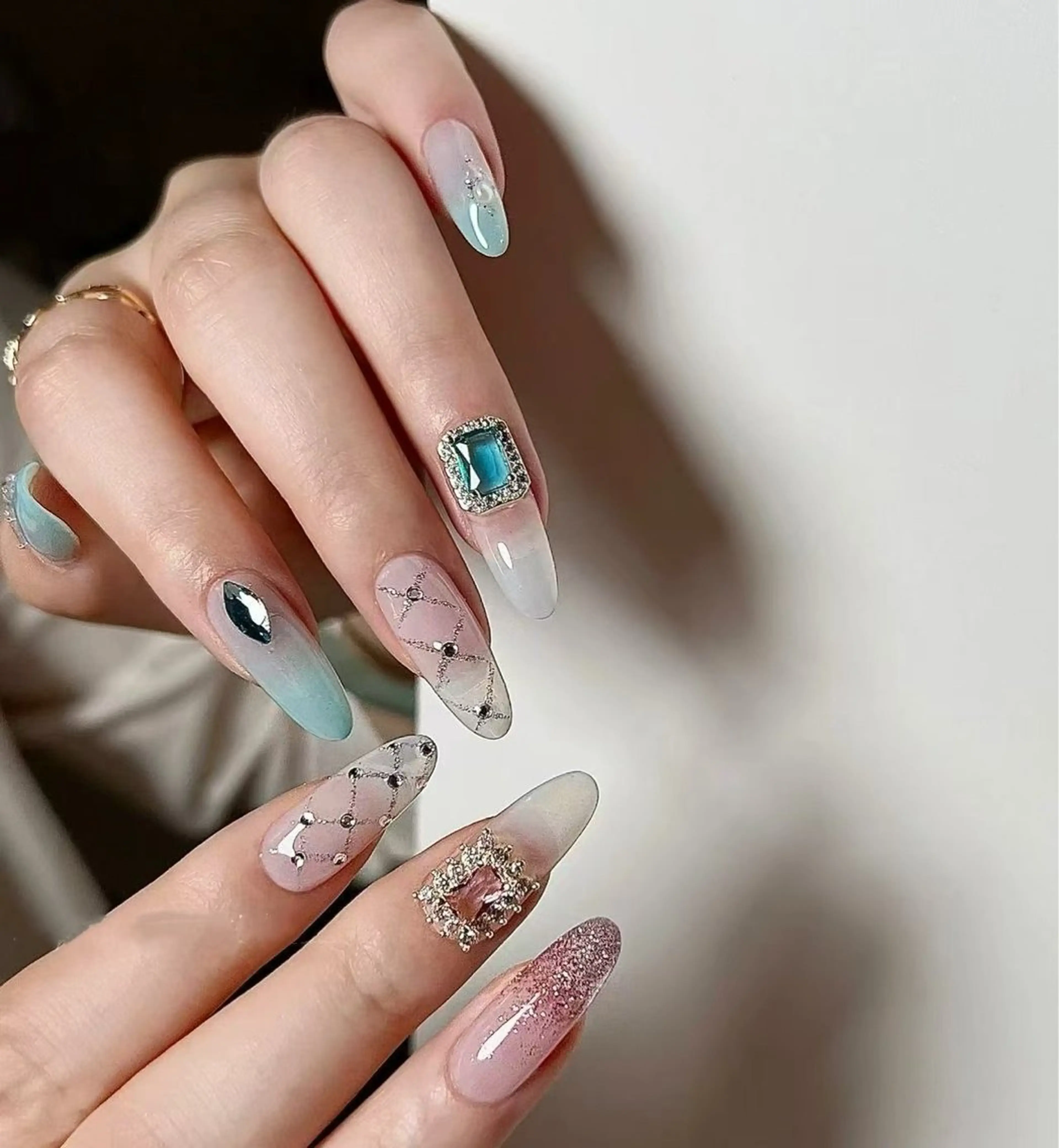 ネイル オーロラネイル フラワーネイル フットネイル フレンチネイル ジェルネイル ハンドネイル BabyYouMi nailのネイルデザイン