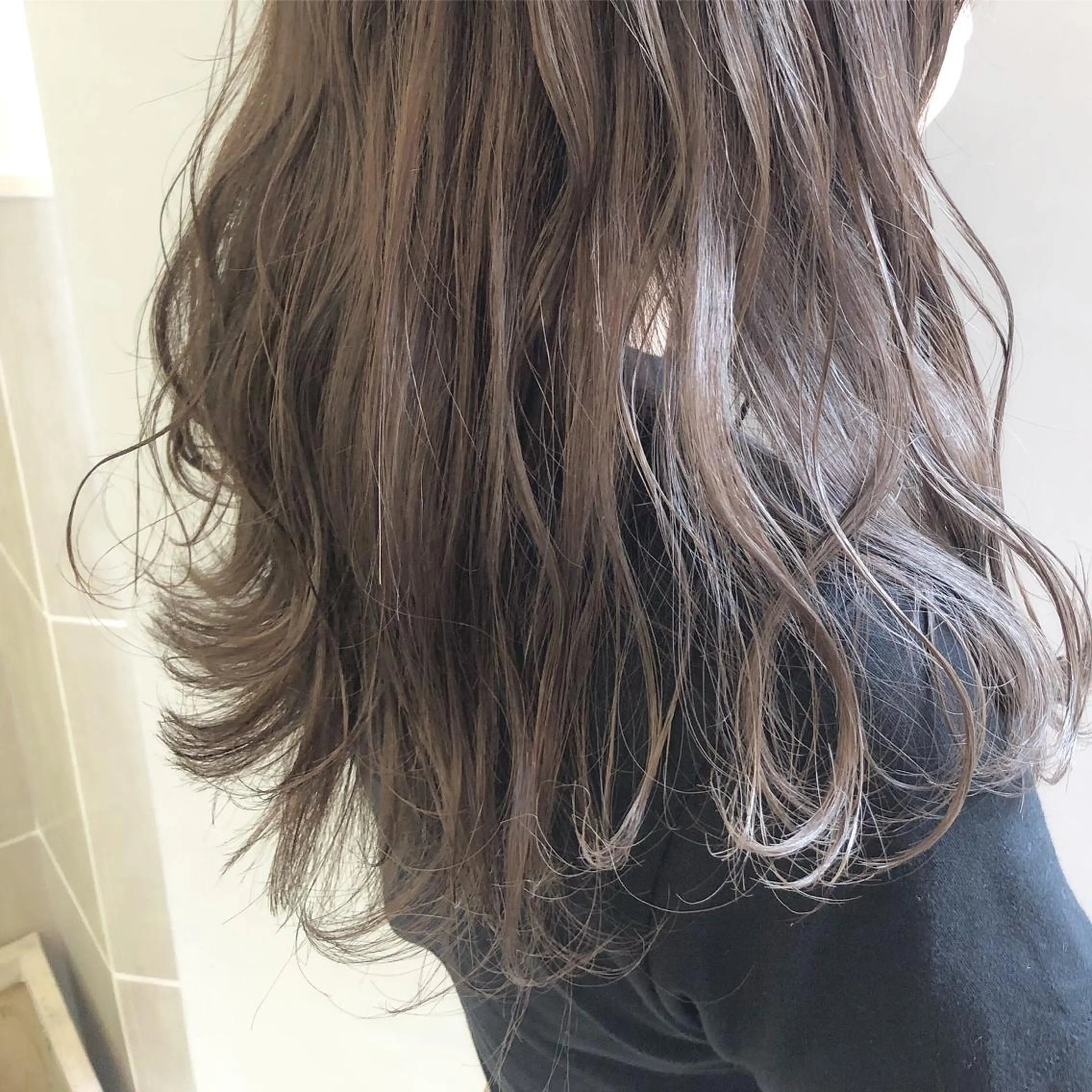 セミロング カラー グレージュ ハイライトカラー ハイライト カット ヘアカラー 齋藤 咲のヘアスタイル