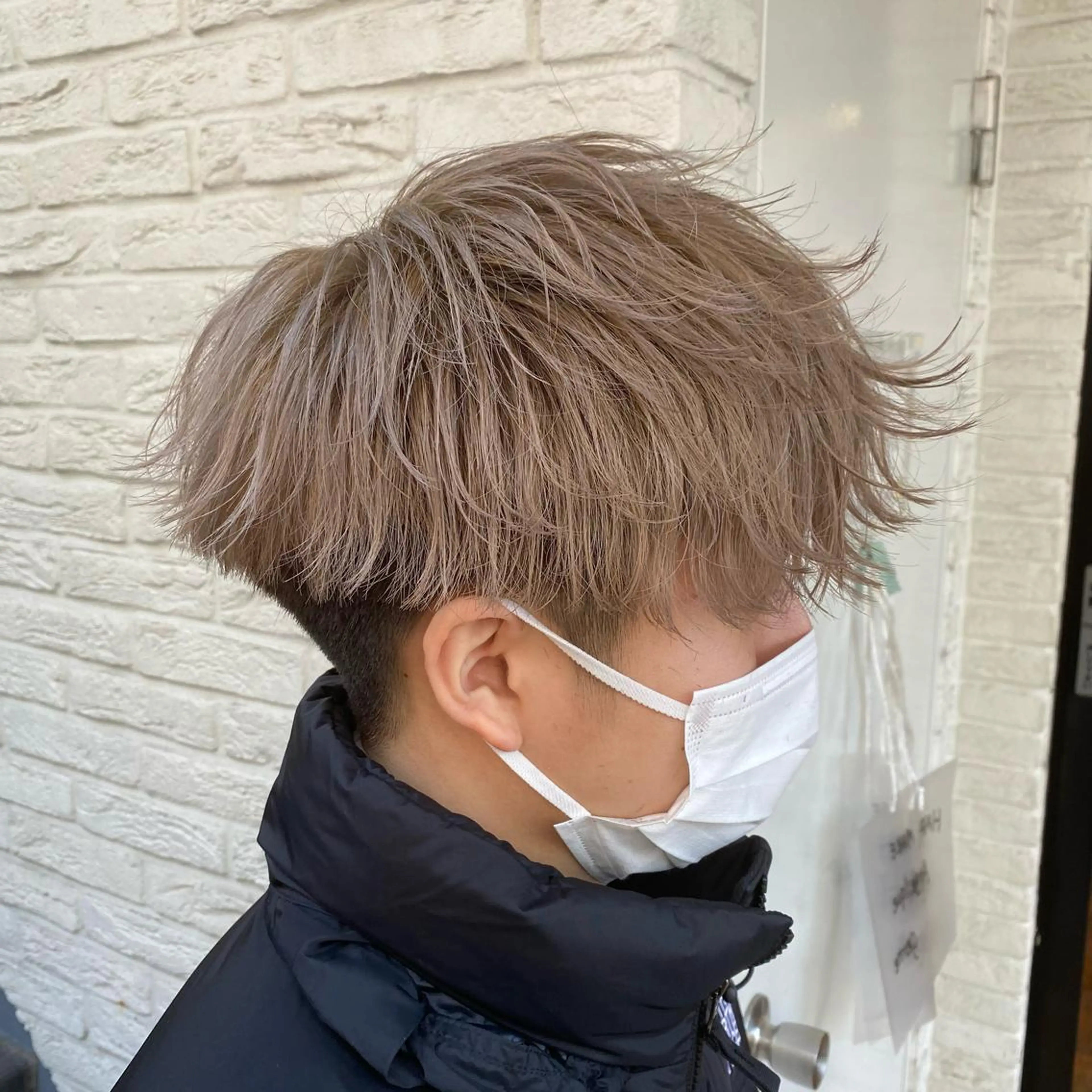 ミディアム カラー メンズ メンズブリーチ ベージュカラー ブリーチ カット ヘアカラー ミモリ ユウタのヘアスタイル