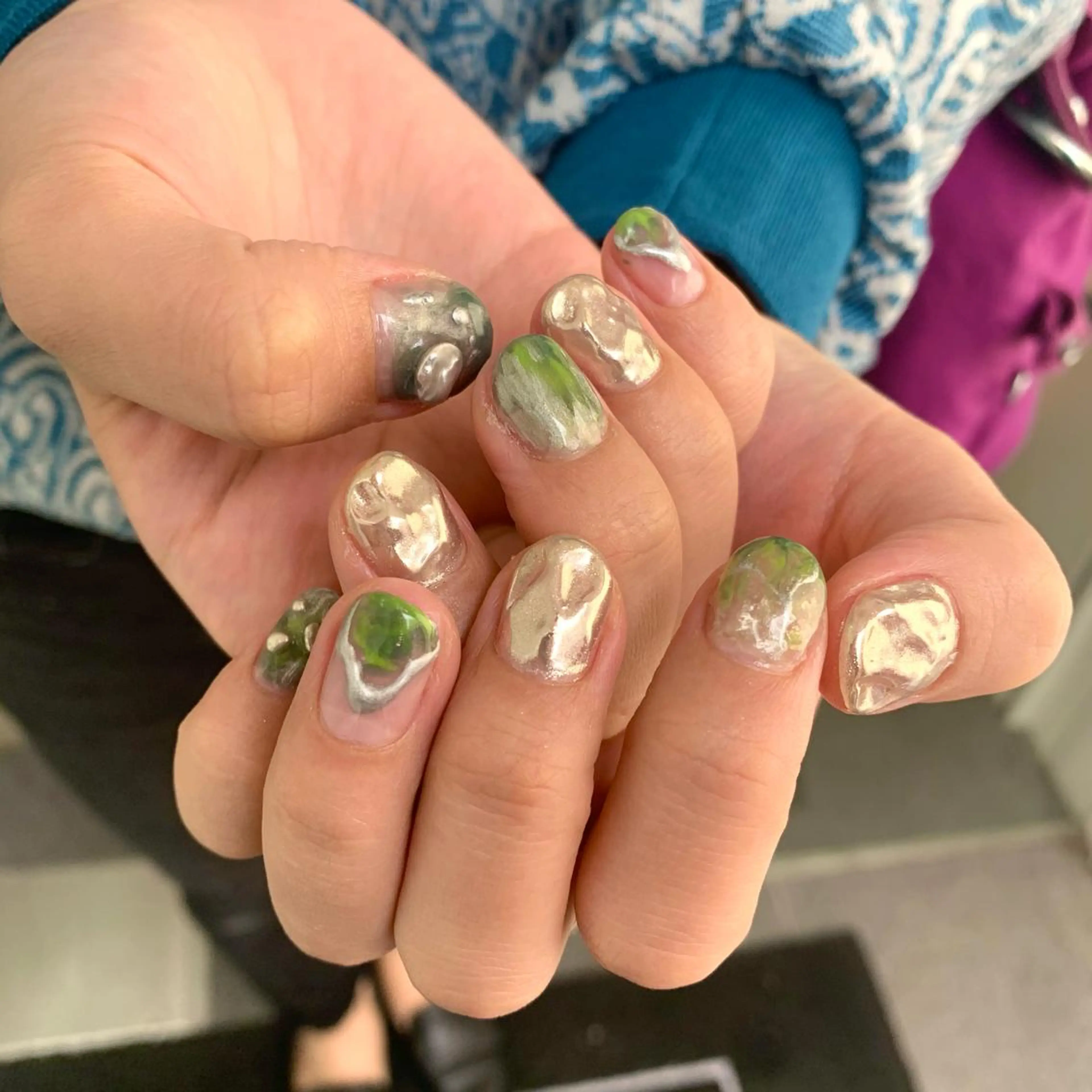 ネイル グリーン ニュアンスネイル シルバー ハンドネイル Kureha/ネイル トレンドヘアのヘアスタイル
