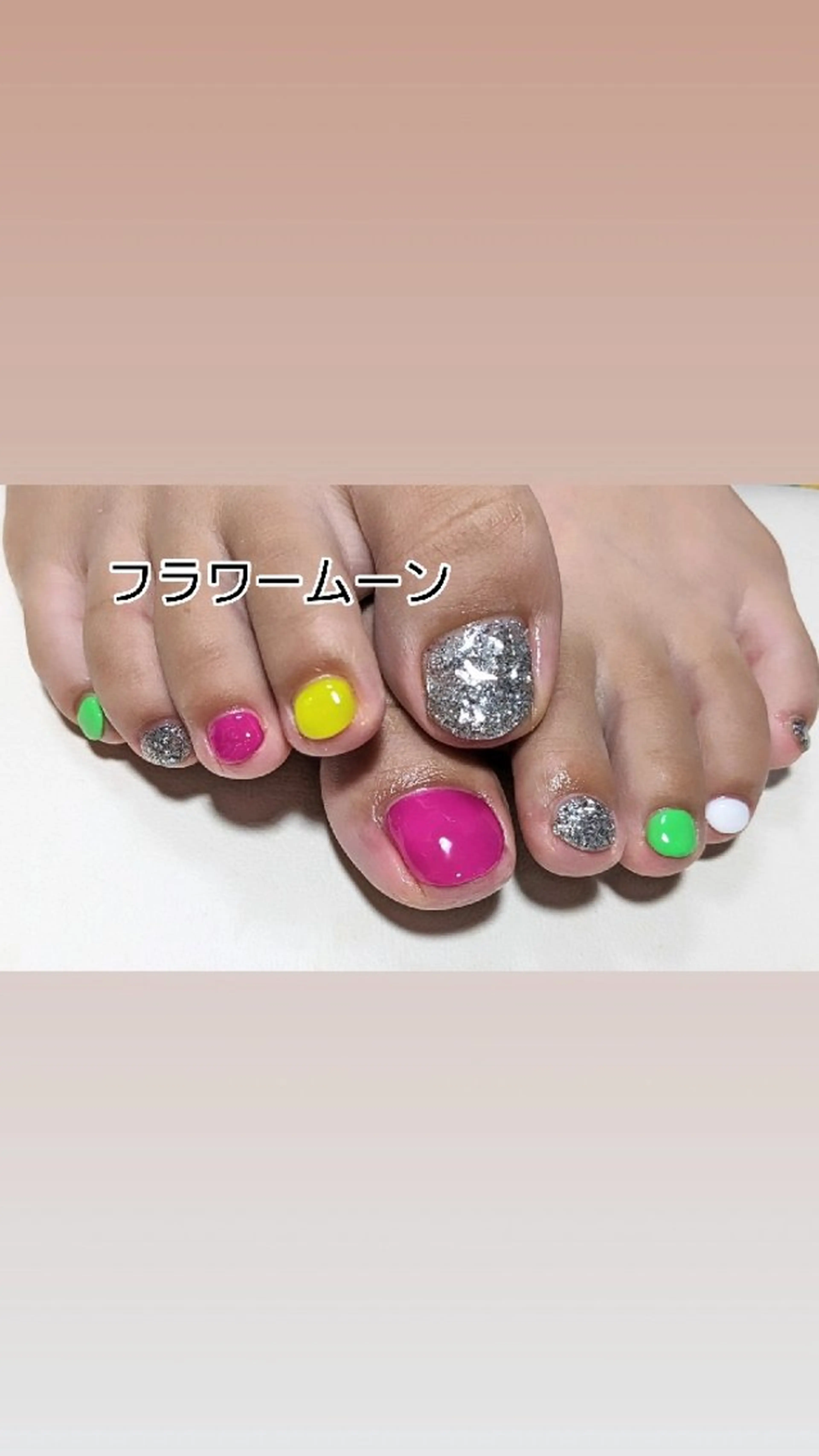 ネイル ラメ(グリッター) シルバー フットネイル フラワー ムーンのネイルデザイン