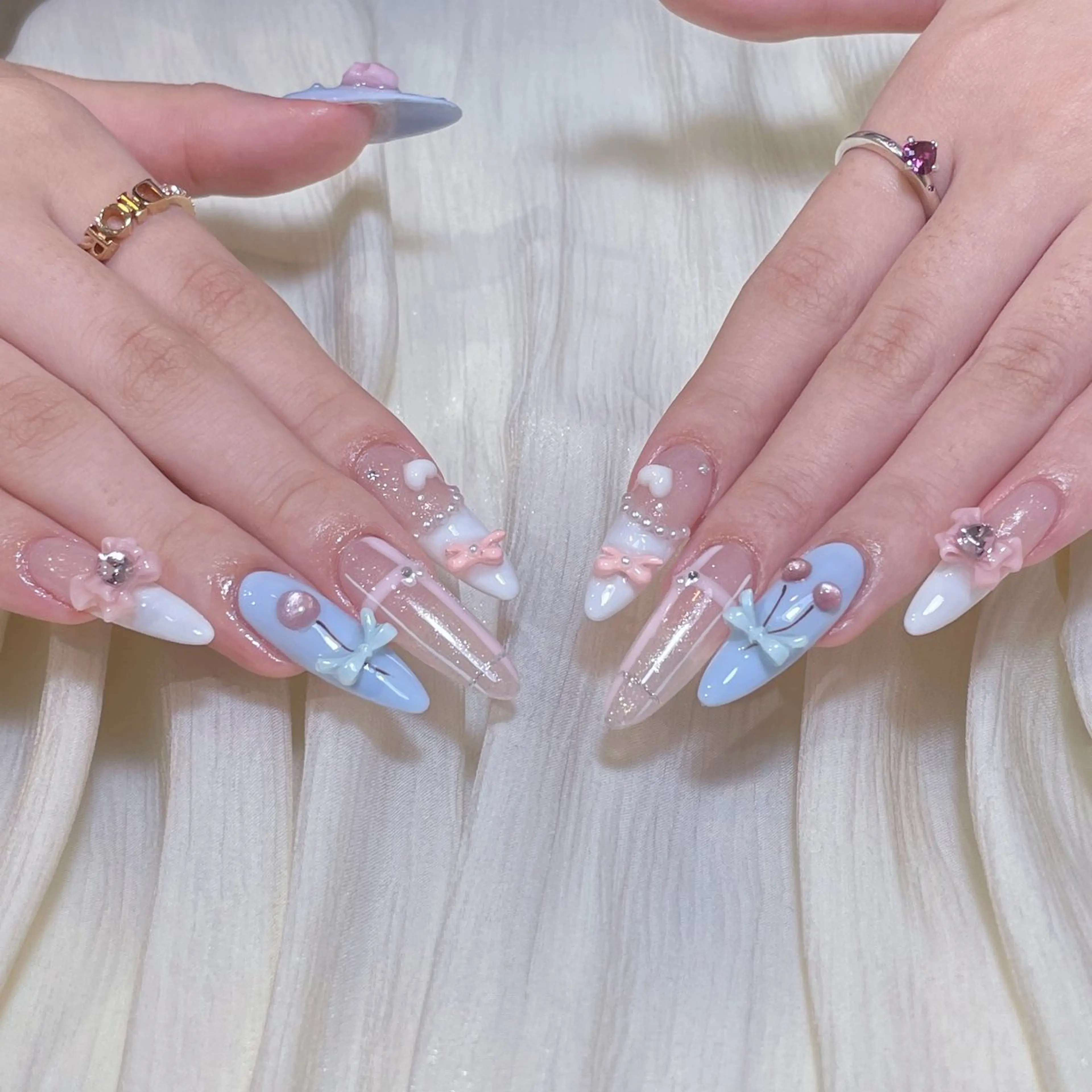 ネイル アートネイル オーロラネイル フラッシュネイル ガーリー キラキラネイル ハンドネイル Una NAILMANAMIのネイルデザイン