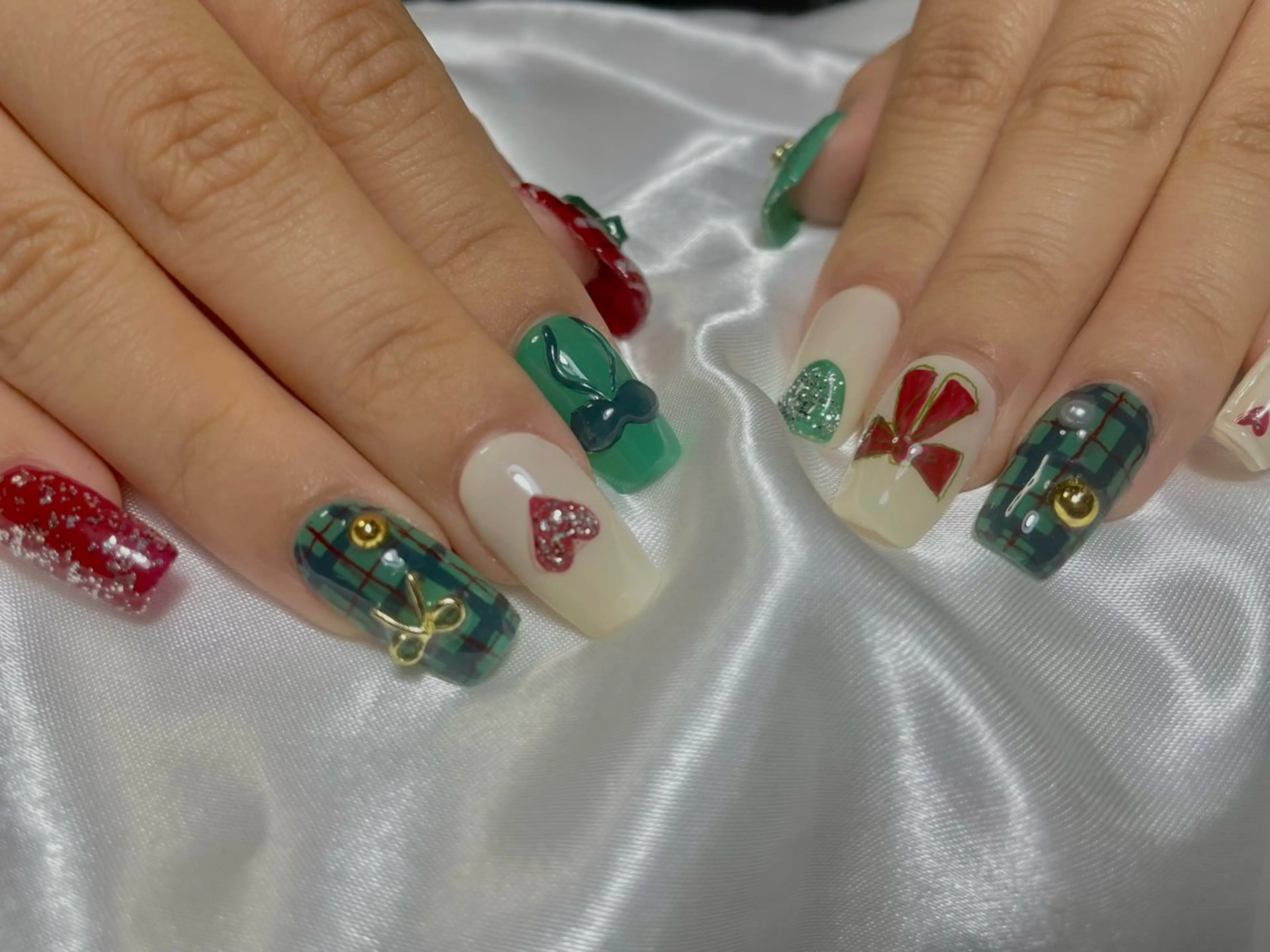 ネイル 冬ネイル クリスマス ハンドネイル alma (アルマ)のネイルデザイン