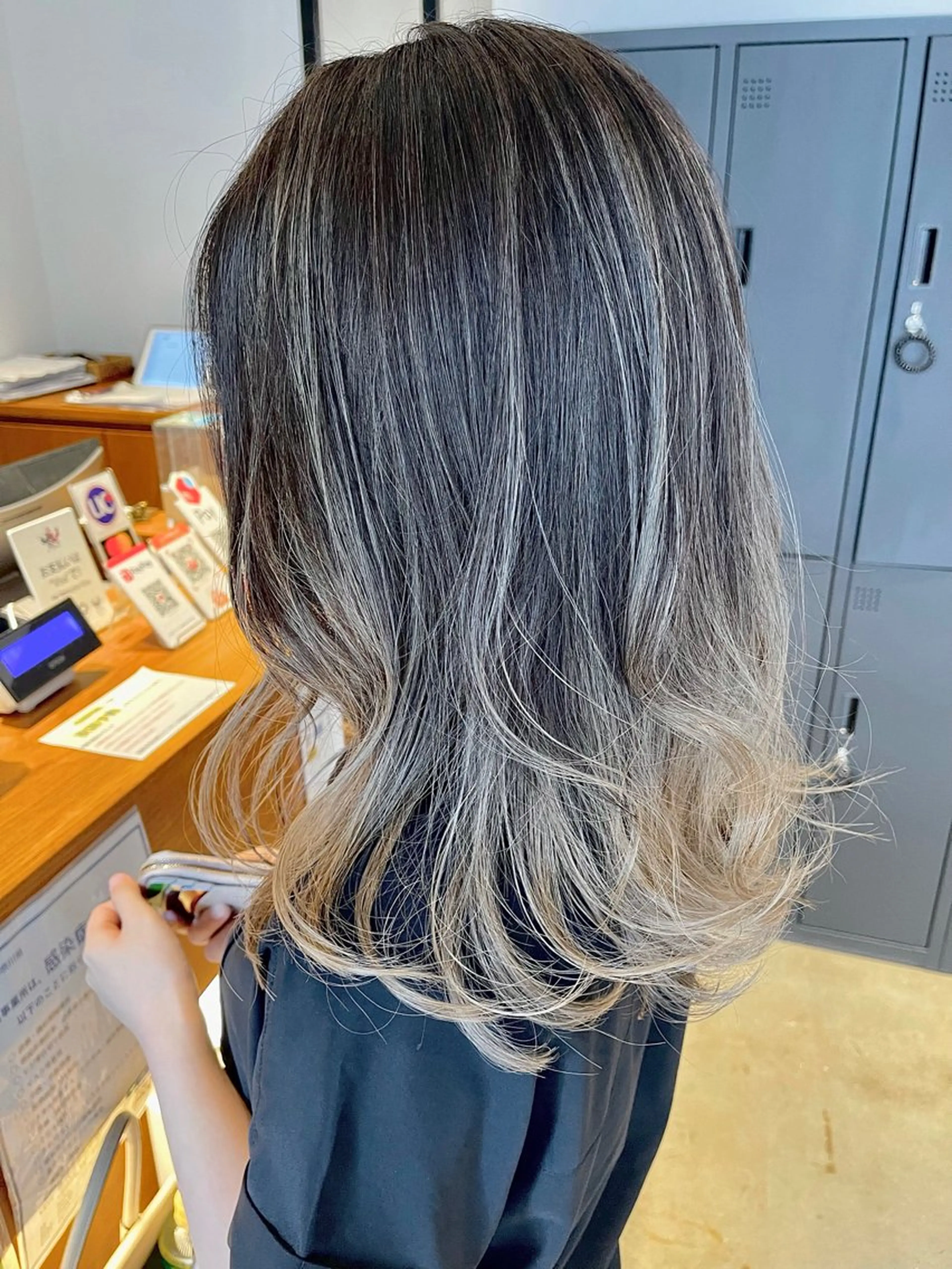 セミロング カラー バレイヤージュ レイヤーカット カット ヘアカラー トリートメント ショートヘア💫 ハイトーン西田拓馬のヘアスタイル