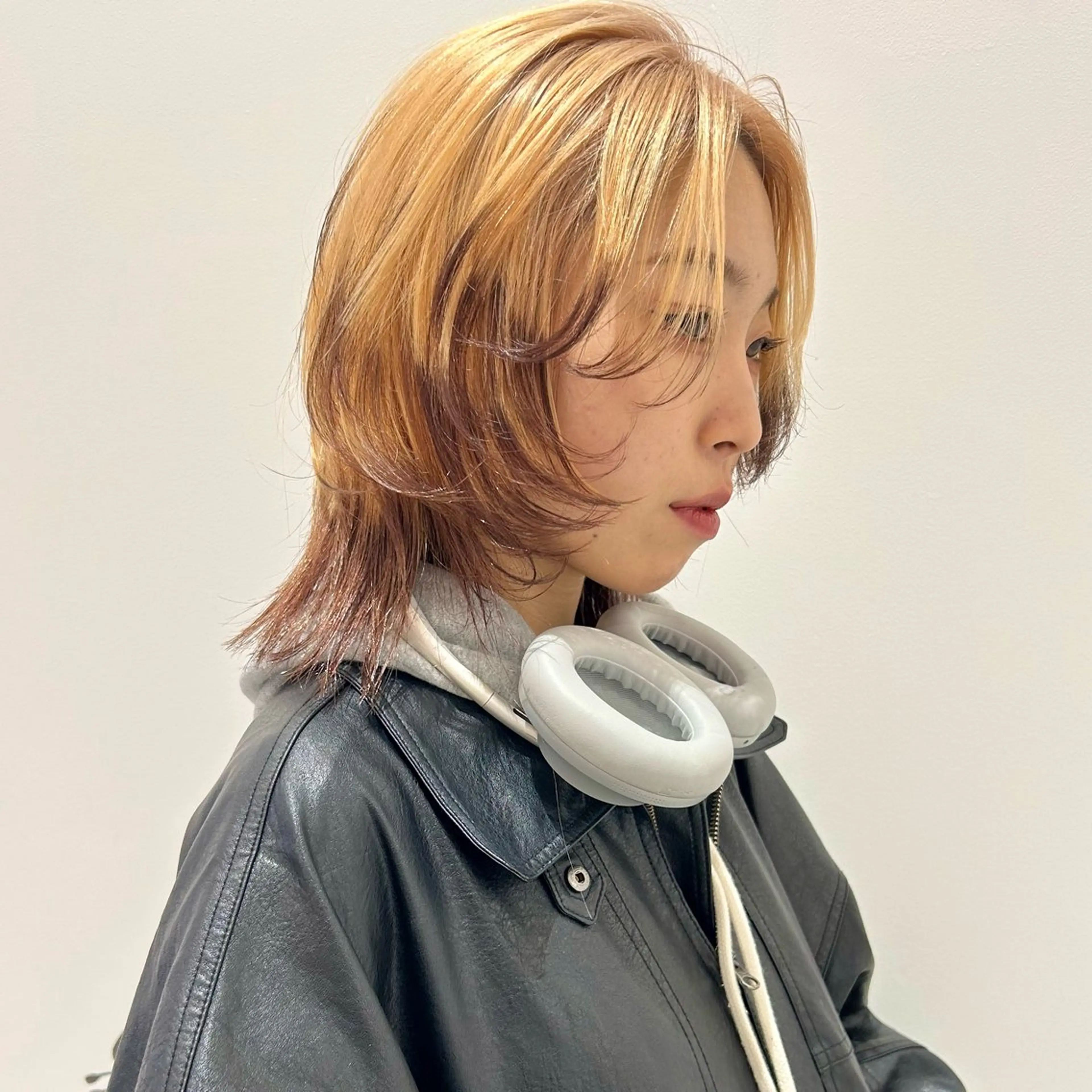 ミディアム カラー ウルフカット カット ヘアカラー トリートメント ヘアセット ハイトーン/ブリーチ 似合せカット/パーマのヘアスタイル