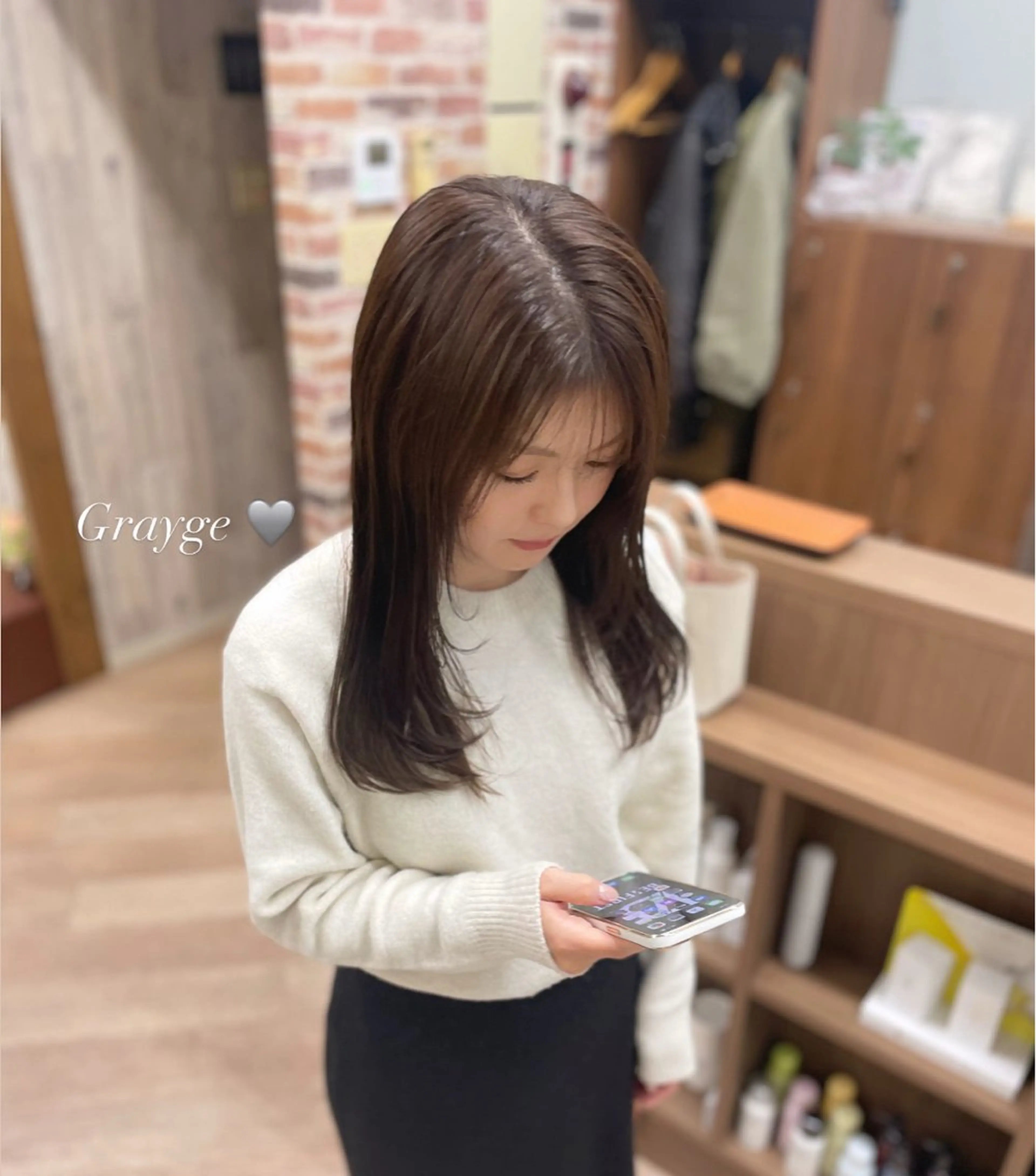 ロング カラー グレージュ 顔まわりレイヤー 顔周りカット レイヤーカット シミズ カエデ🍁のヘアスタイル