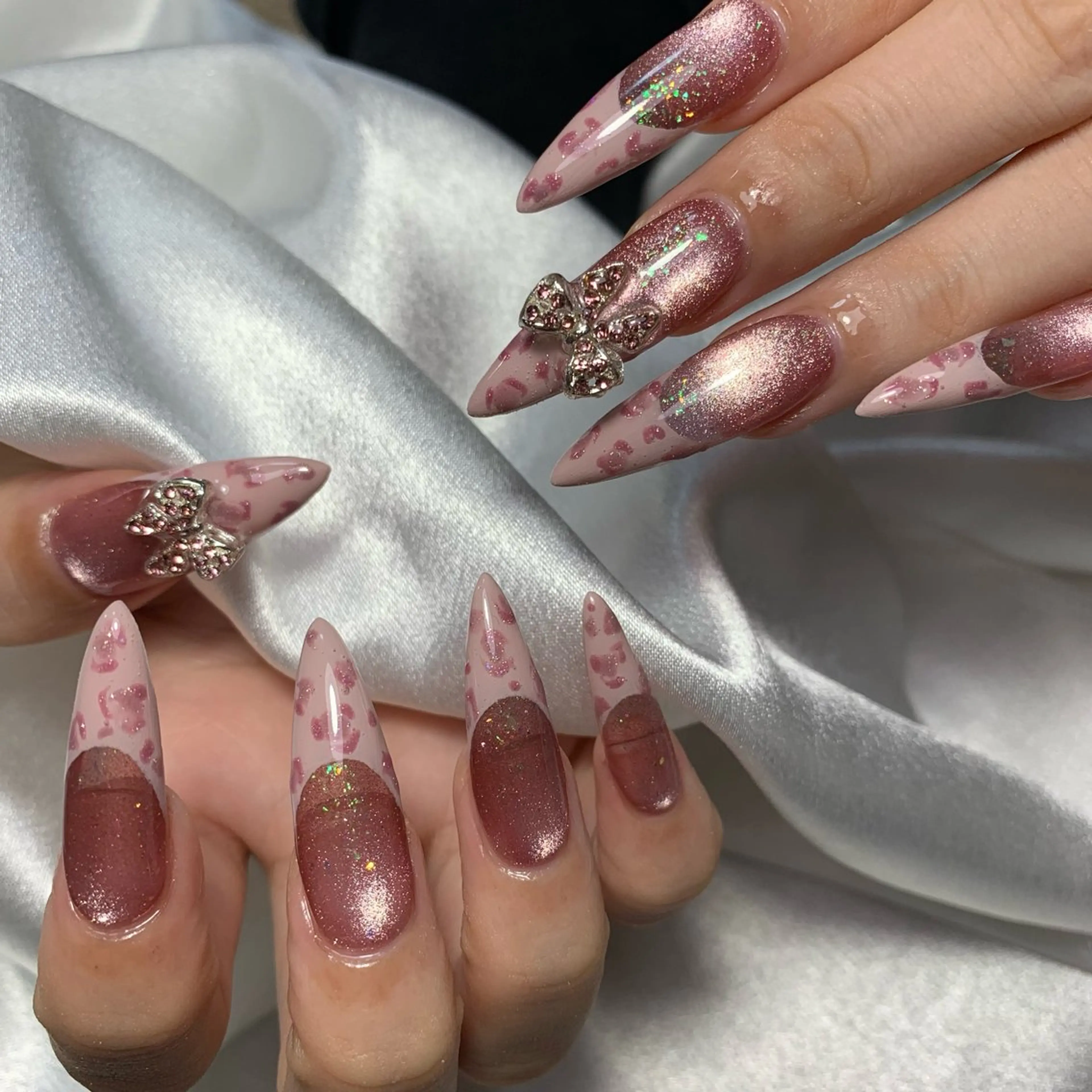 ネイル ブルー チークネイル フレンチネイル ハート ホログラムネイル インフィニティ ネイルサロンのネイルデザイン