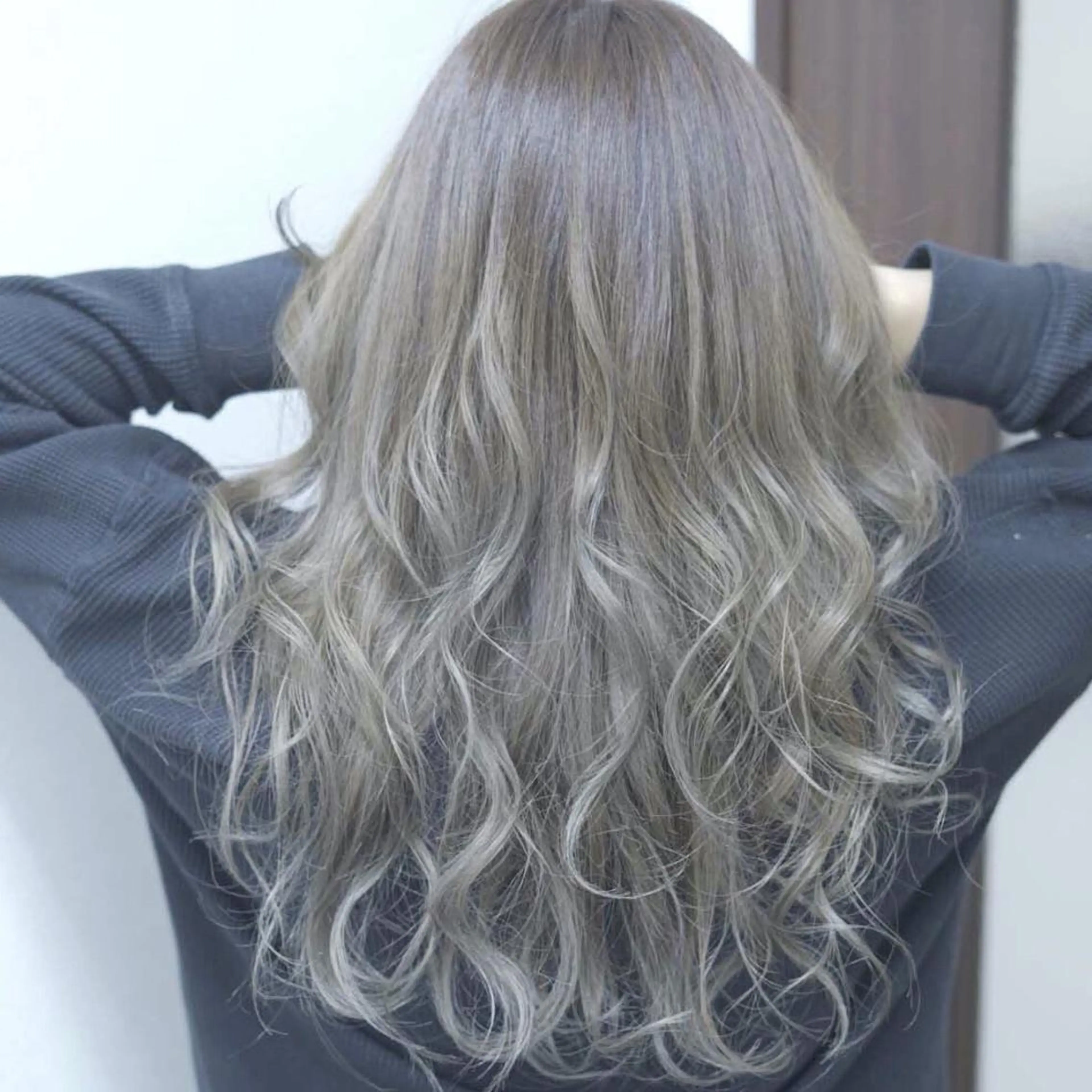 ロング カラー グレージュ ミルクティーグレージュ ヤナ マネージャーのヘアスタイル