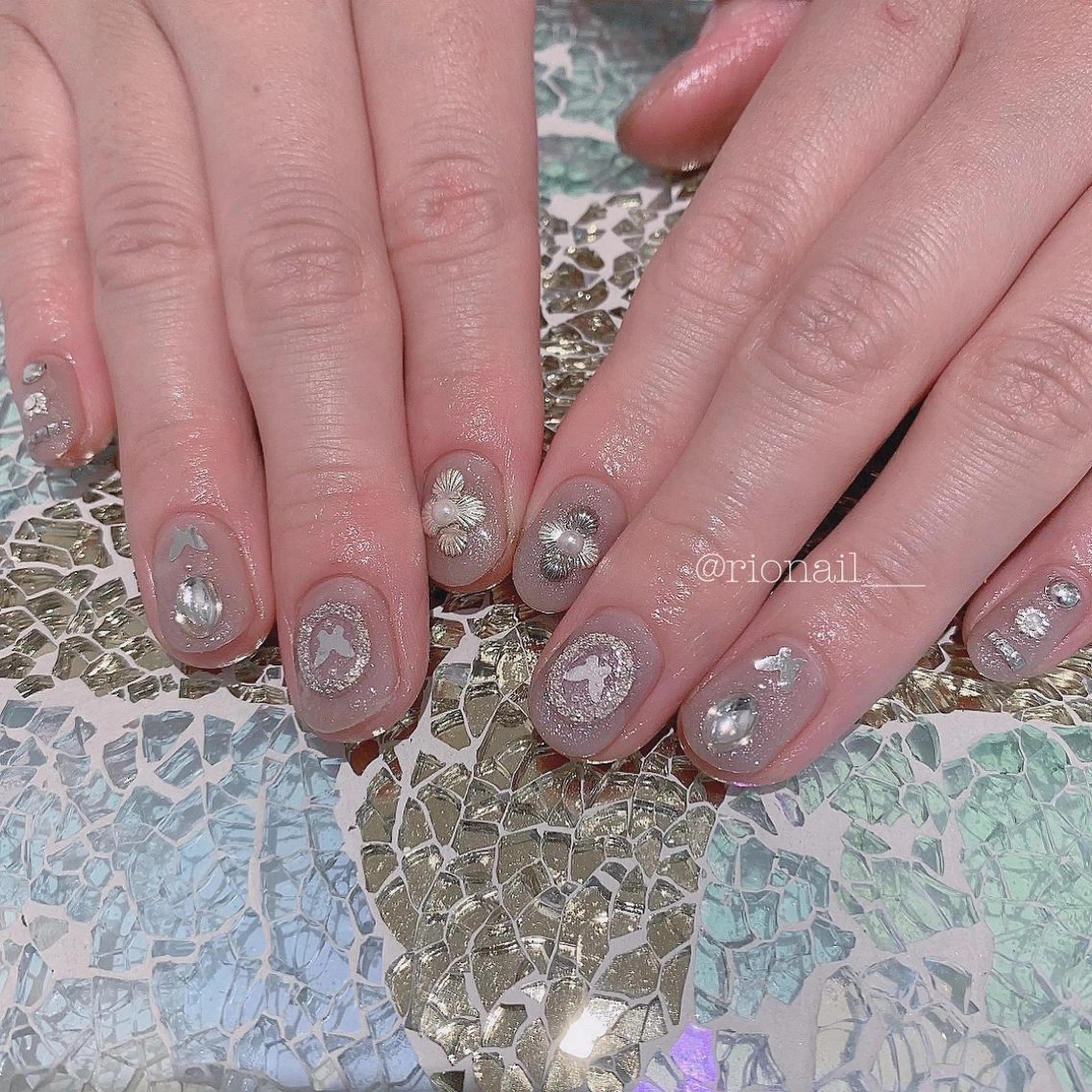 ネイル アートネイル ハンドネイル 𝘙𝘪𝘰𝘯𝘢 ...🕯🤍のネイルデザイン