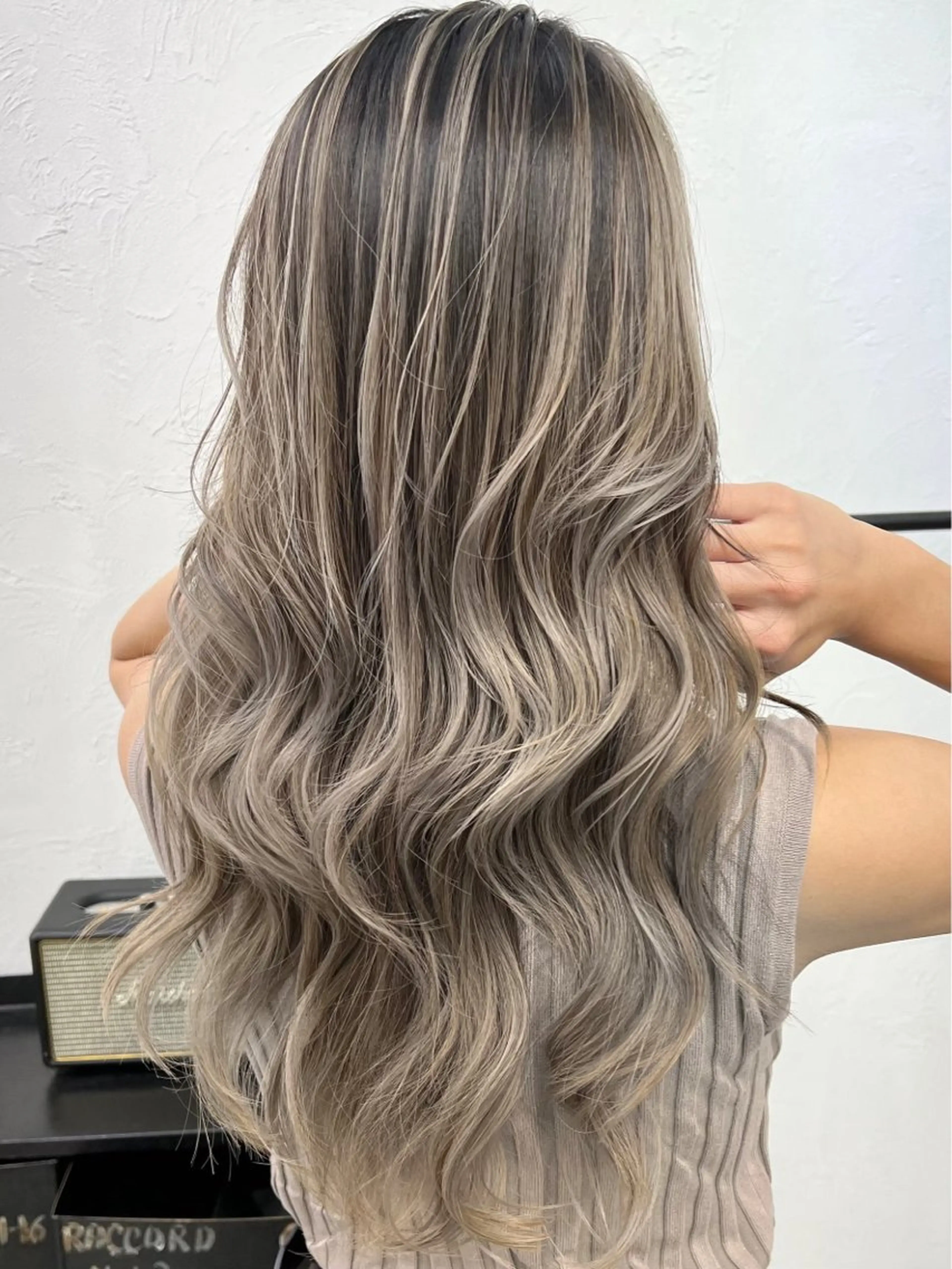 ロング カラー バレイヤージュ レイヤーカット トリートメント カット ヘアカラー トリートメント RYOSUKE ハイトーンのヘアスタイル