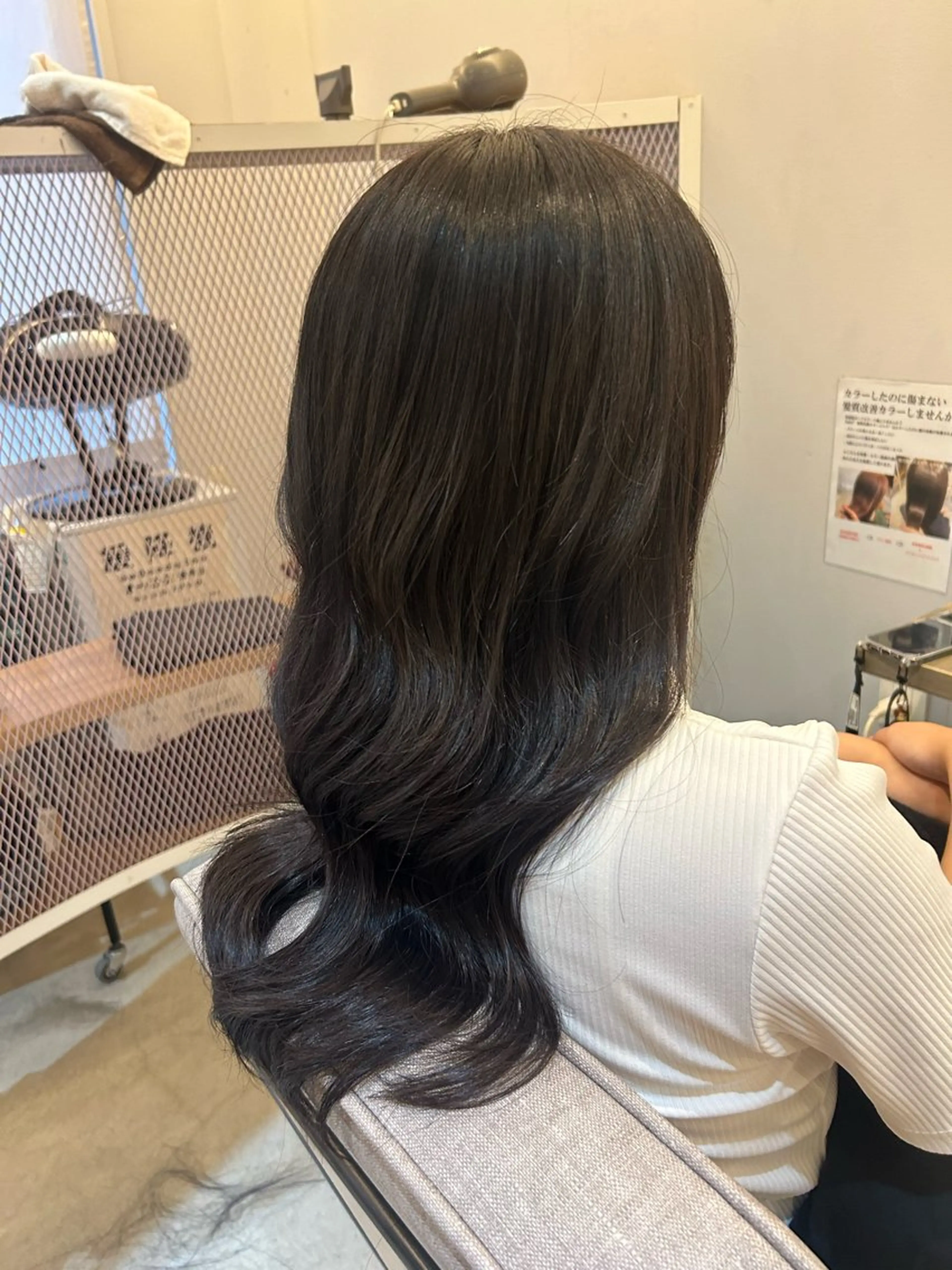 セミロング 金気 真央のヘアスタイル