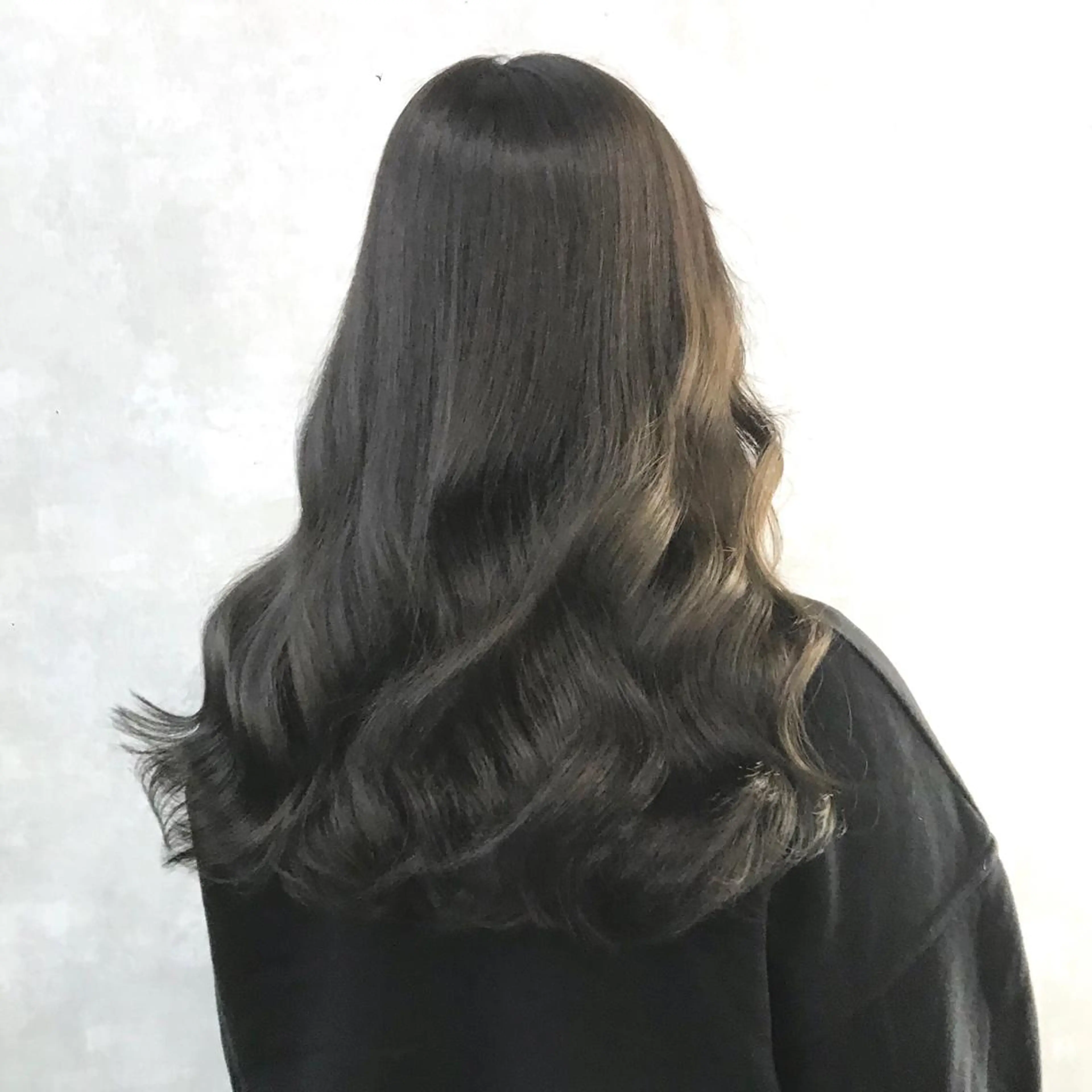 ロング カラー ブリーチ 透明感カラー ダークグレー ダークグレージュ グレージュ サロウィン所属・K-POP好き美容師 🇰🇷Kai.Yのヘアスタイル