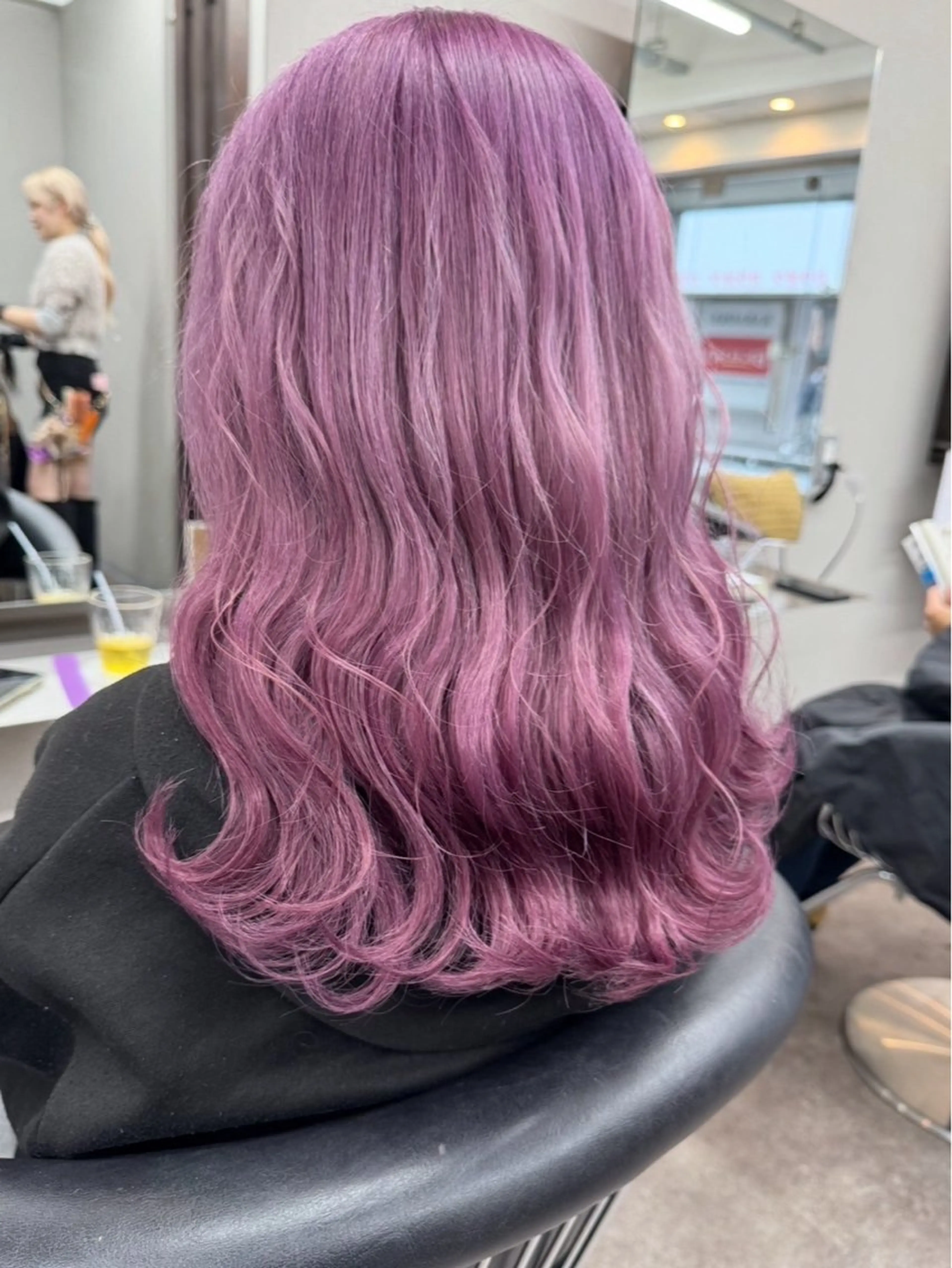 セミロング ヘアカラー かのブリーチカラー 🎧⛓️🩶のヘアスタイル