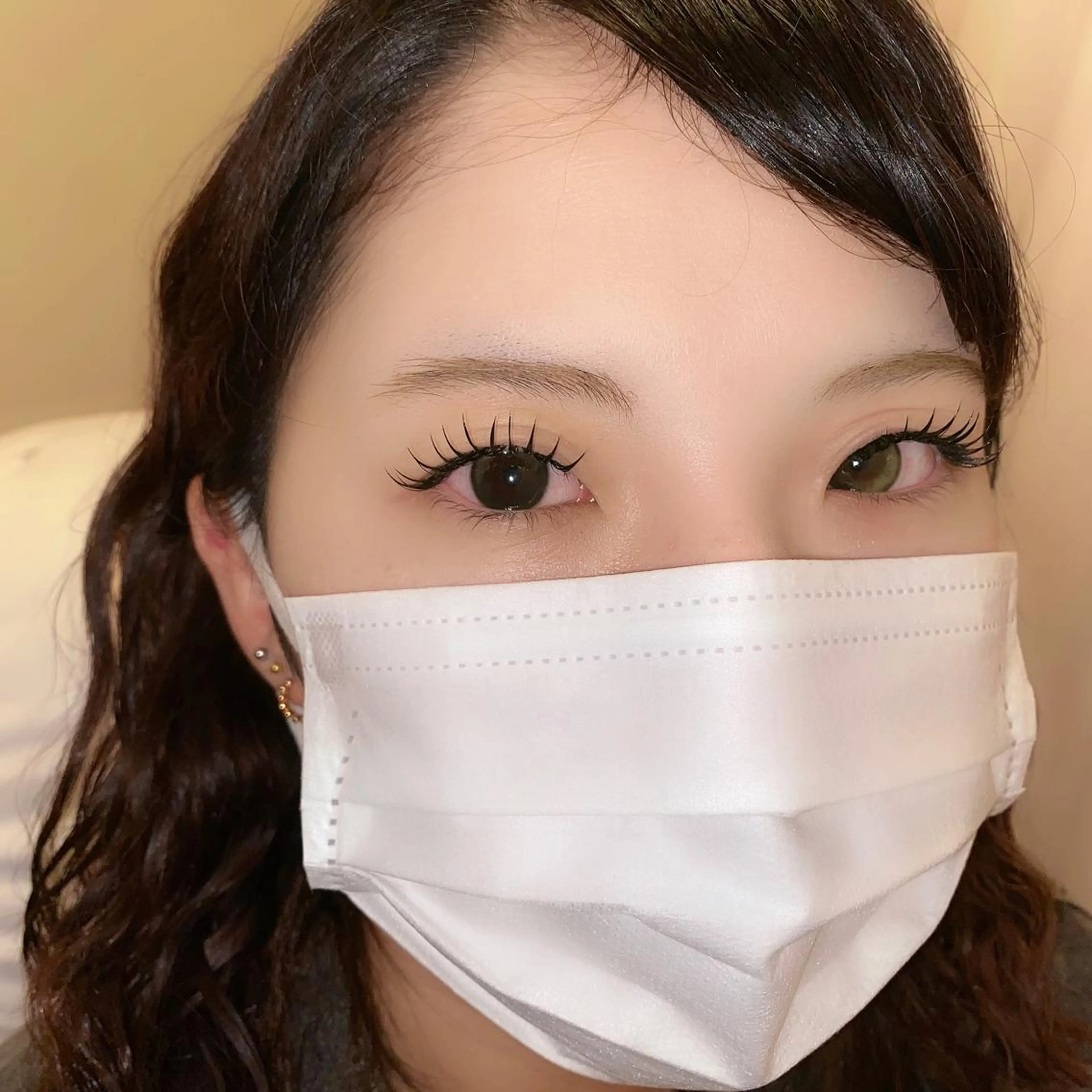 マツエク・マツパ 束感まつ毛 フラットラッシュ 韓国風マツエク パリジェンヌラッシュリフト ボリュームラッシュ 肌に馴染むハイトーン /ミルクティーカラーのヘアスタイル