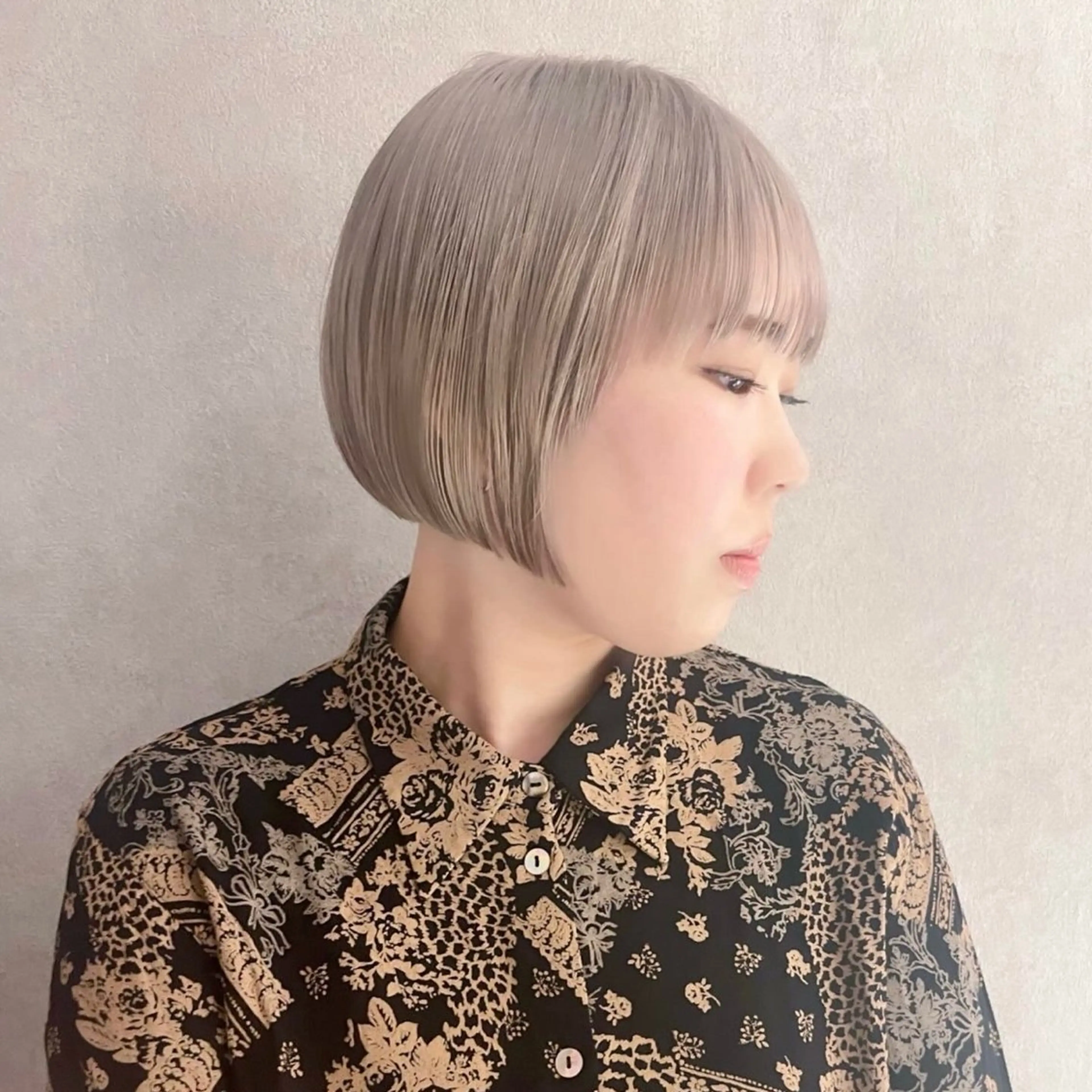 ショート カラー 切りっぱなしボブ ベージュカラー ブリーチ ハイトーンカラー ミルクティーベージュ カット ヘアカラー トリートメント ヘッドスパ ヘアセット GO TODAY シェアサロン 原宿Verno店所属・ブリーチ/髪質改善/ ボブ特化/よしきのヘアスタイル