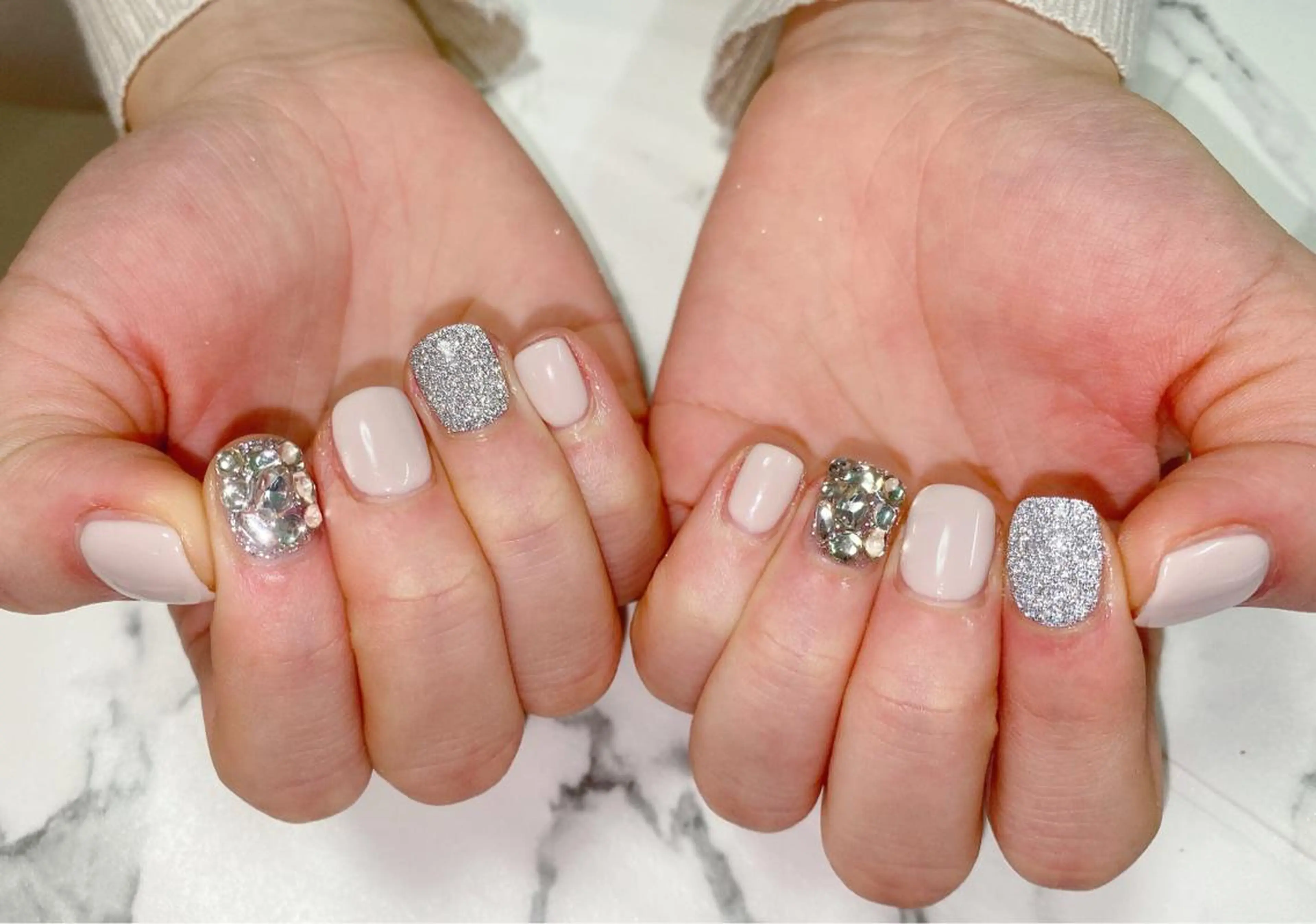 ミディアム カラー ネイル Q Free nailsのネイルデザイン