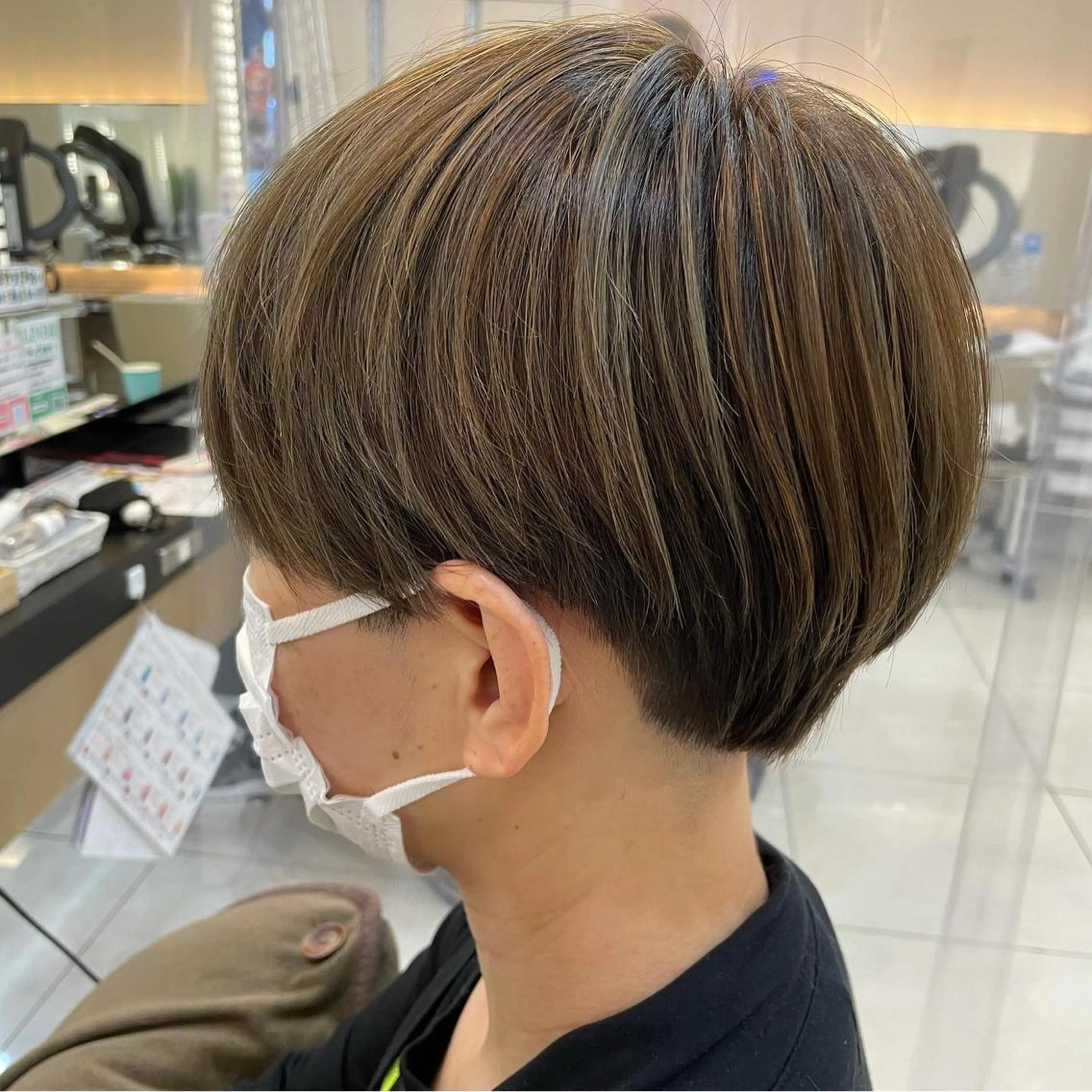 ショート 内田温子大人女性 ハイライト、ボブのヘアスタイル