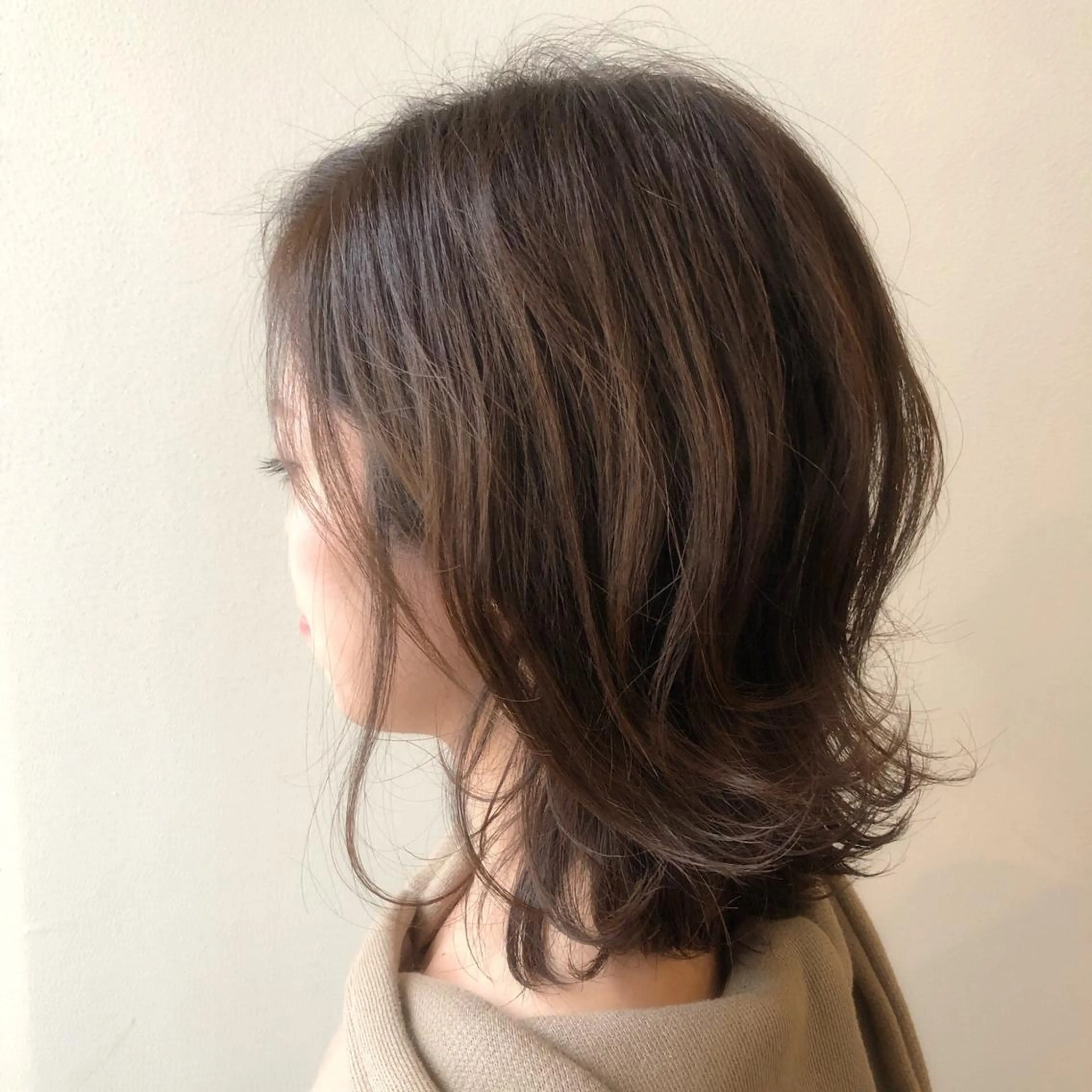 ミディアム カラー グレージュ ボブ 外ハネヘア カット ヘアカラー トリートメント Tiger  Lily所属・江藤 星史のヘアスタイル