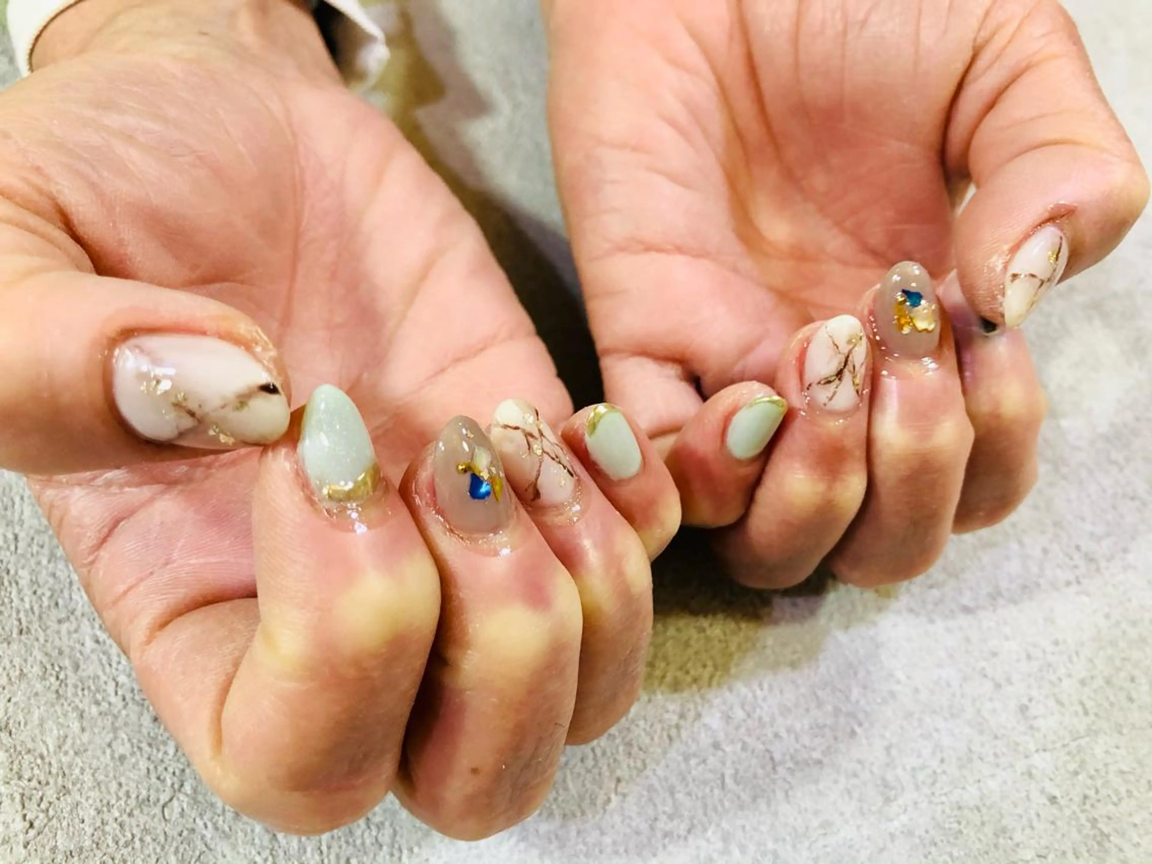ネイル アートネイル グリーン ミラーネイル 持ち込み 春ネイル Nnail所属・🌿Nnail🌿 プライベートサロンのネイルデザイン