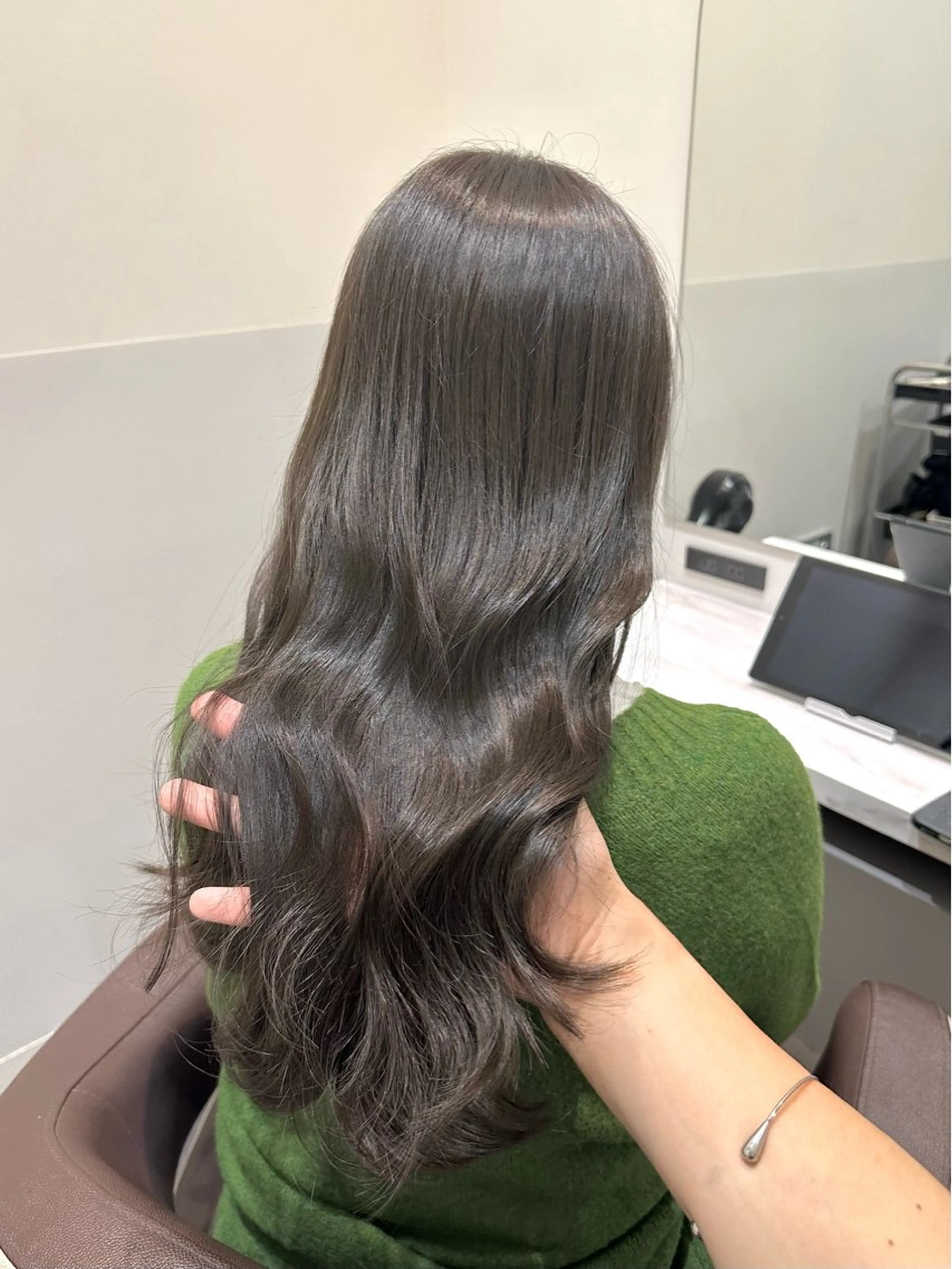 セミロング カラー ブリーチ グレージュ ブリーチなしカラー オリーブグレージュ オリーブグレー LUMO所属・矢野 晃平のヘアスタイル