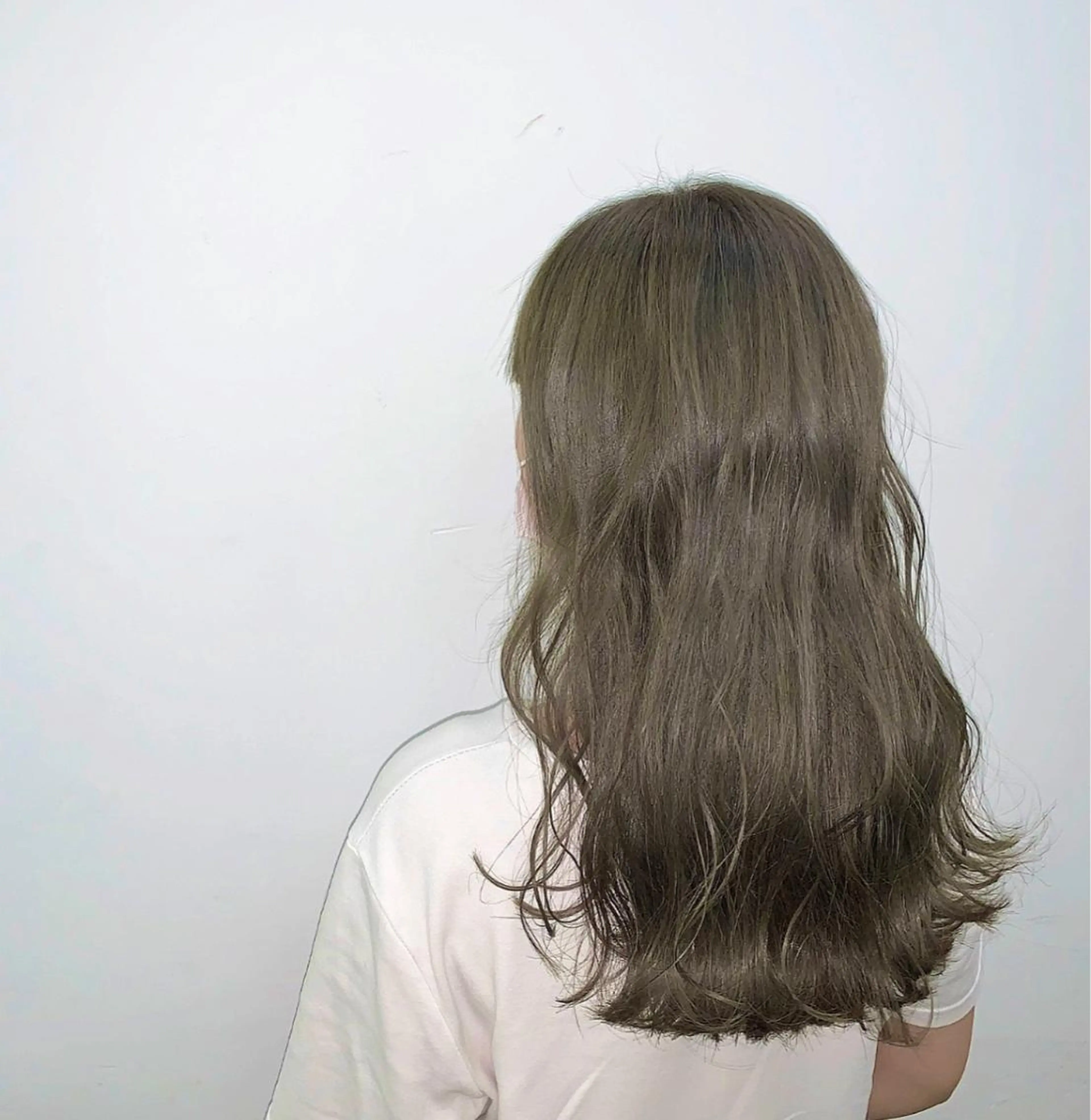 ロング カラー グレージュ オリーブグレージュ オリーブグレー ブリーチソムリエ認定 梅田茶屋町Eir辻のヘアスタイル