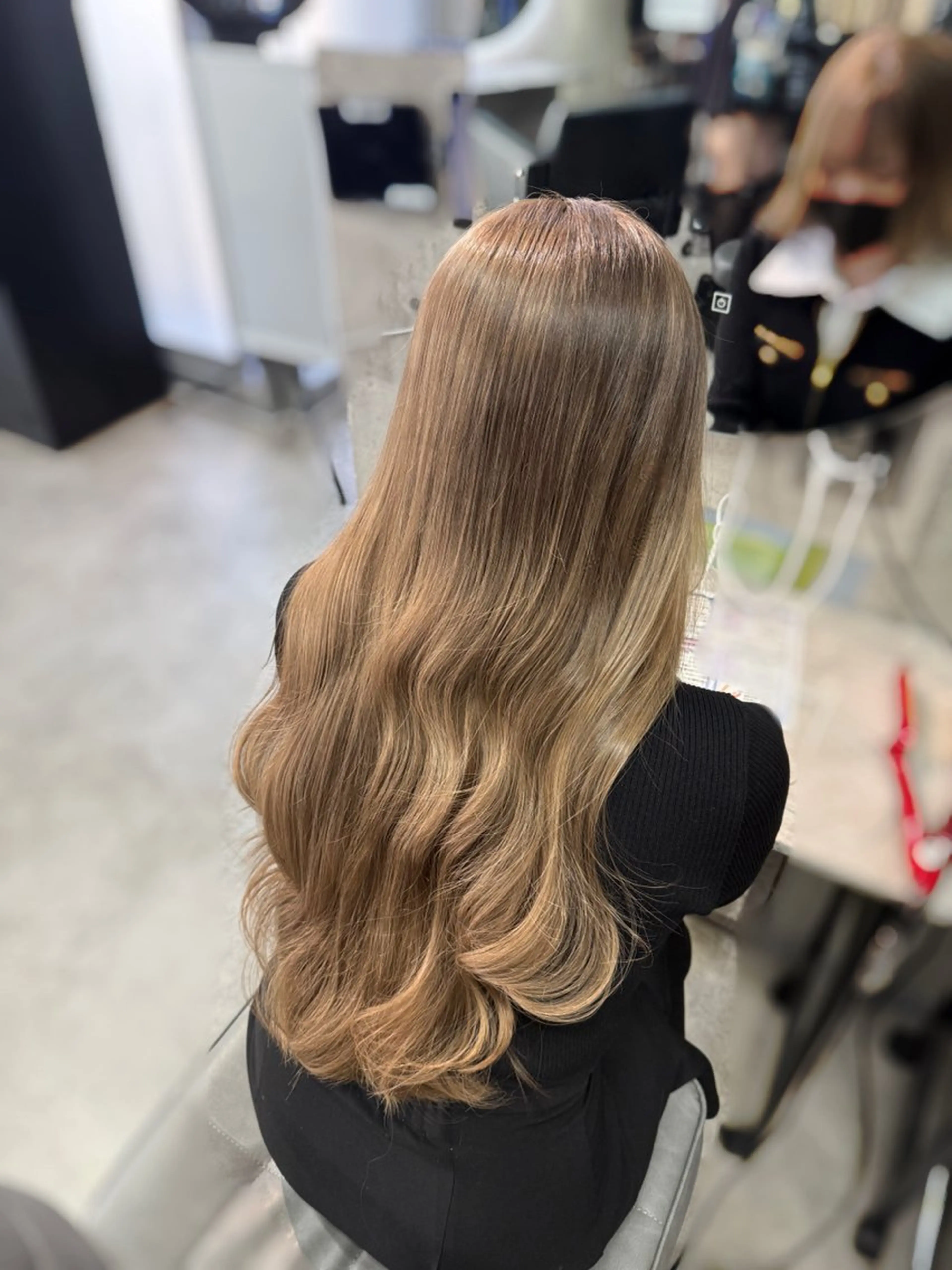 ロング カラー ヘアアレンジ ベージュカラー グレージュ ハイトーンカラー ミルクティーベージュ 顔周りカット カット ヘアカラー トリートメント 渋谷/韓国レイヤー/ シールエクステ ななのヘアスタイル