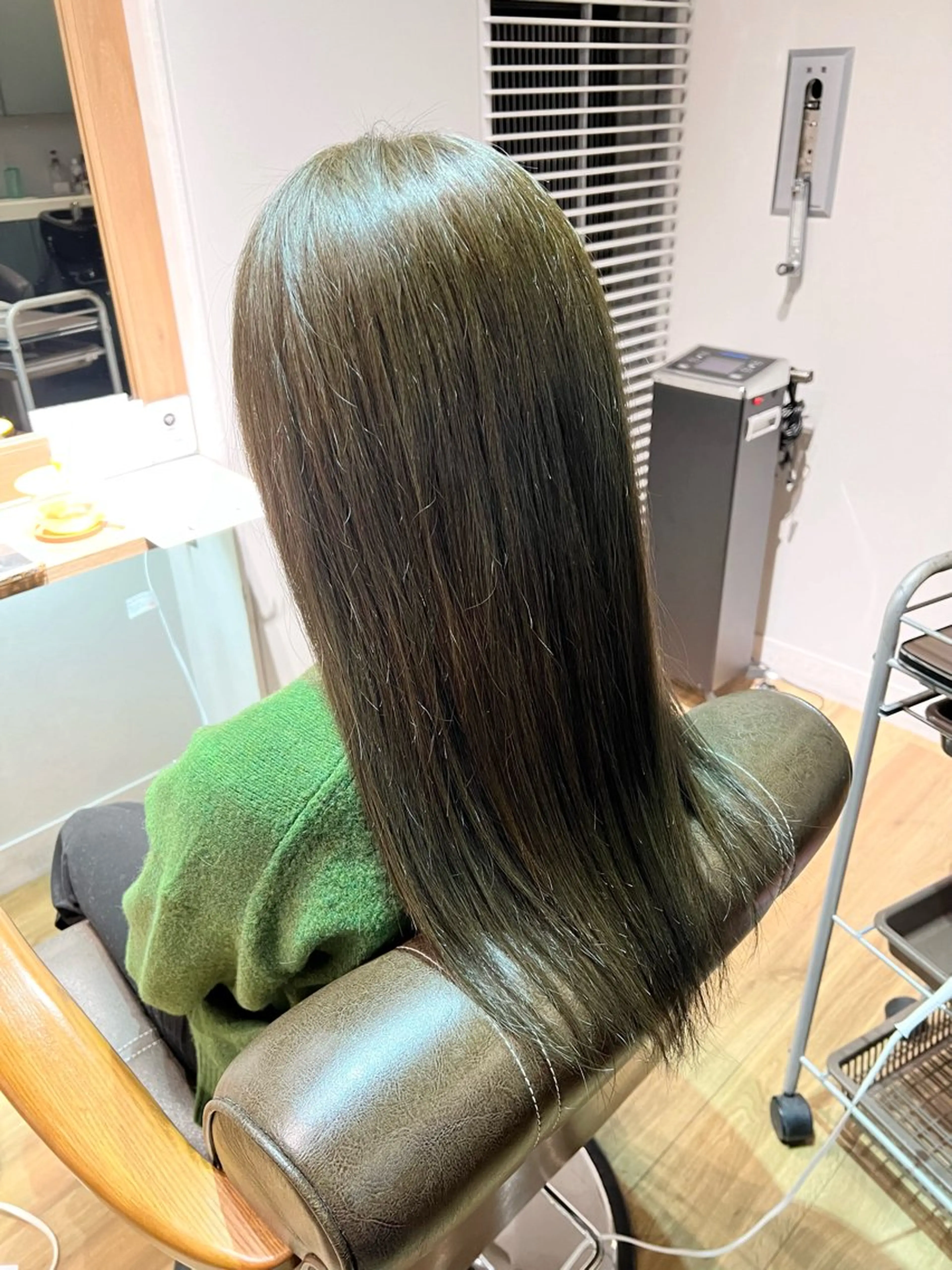 ロング カラー グレージュ オリーブグレージュ オリーブグレー ヘアカラー トリートメント ツキダテ ユイのヘアスタイル
