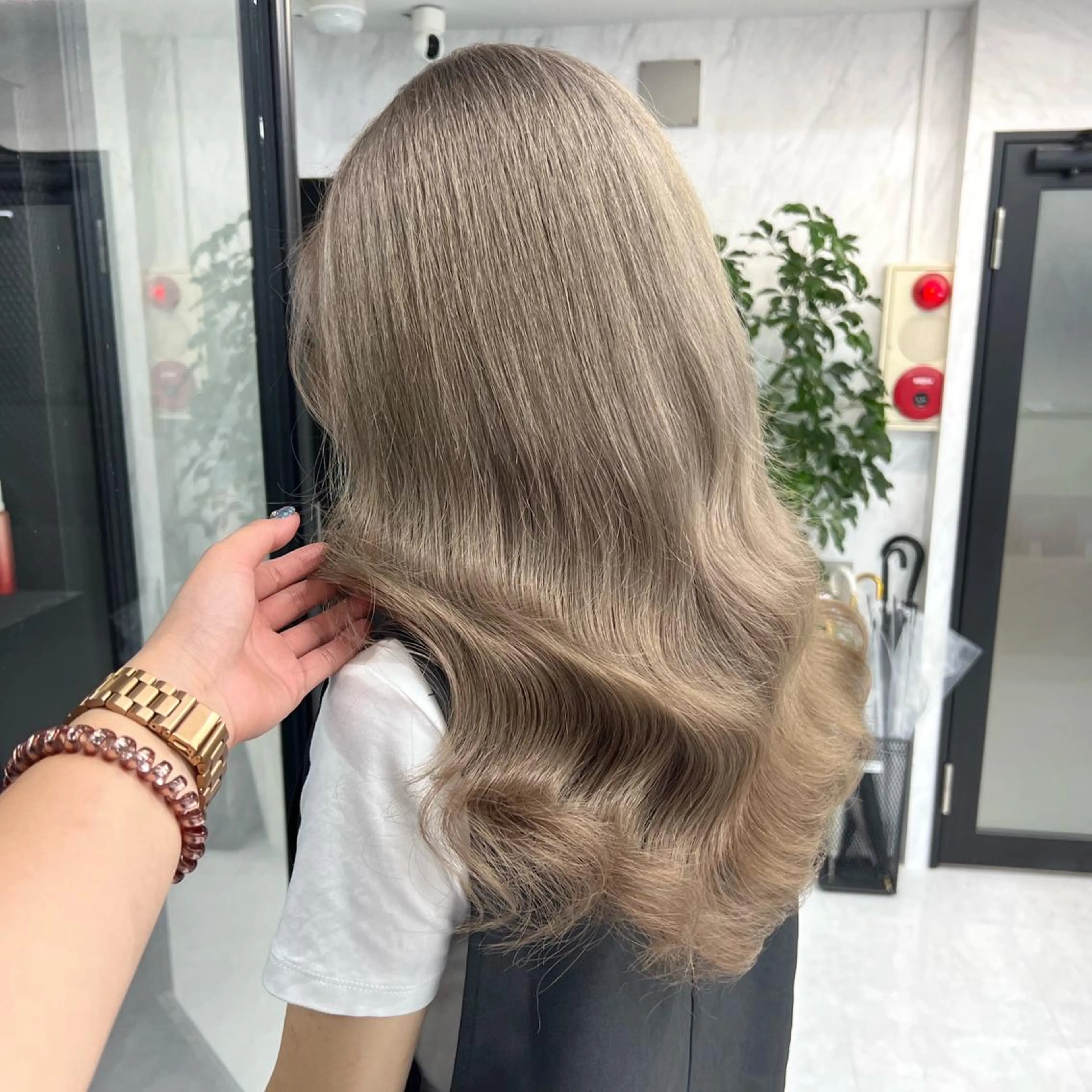 セミロング カラー シールエクステ ハイトーンカラー エクステ ヘアカラー トリートメント シールエクステ特化 ハイトーン、NANAのヘアスタイル