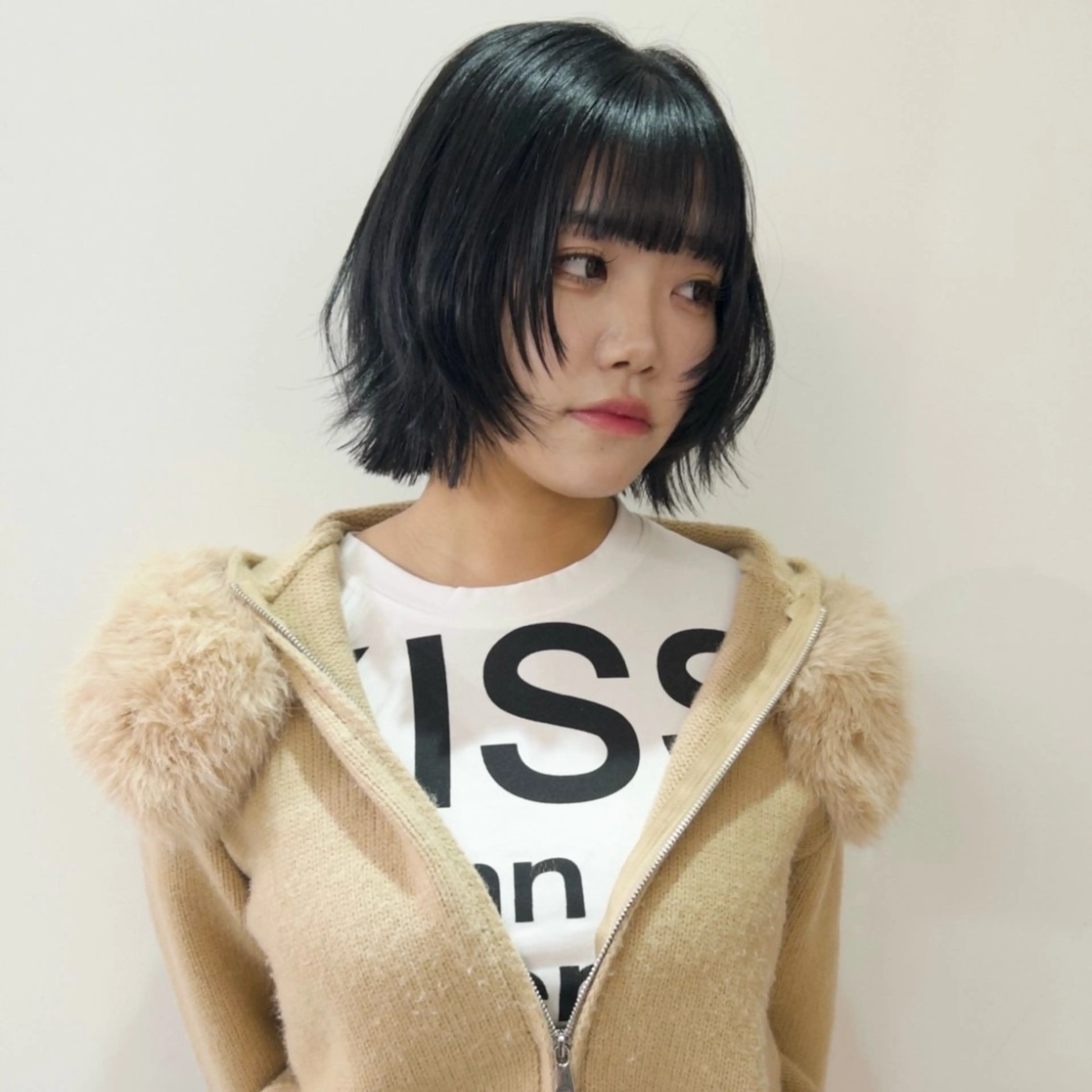 ミディアム カラー ボブレイヤー 透明感カラー ボブ 顔まわりレイヤー 顔周りカット nonoka オリーブ/グレージュのヘアスタイル