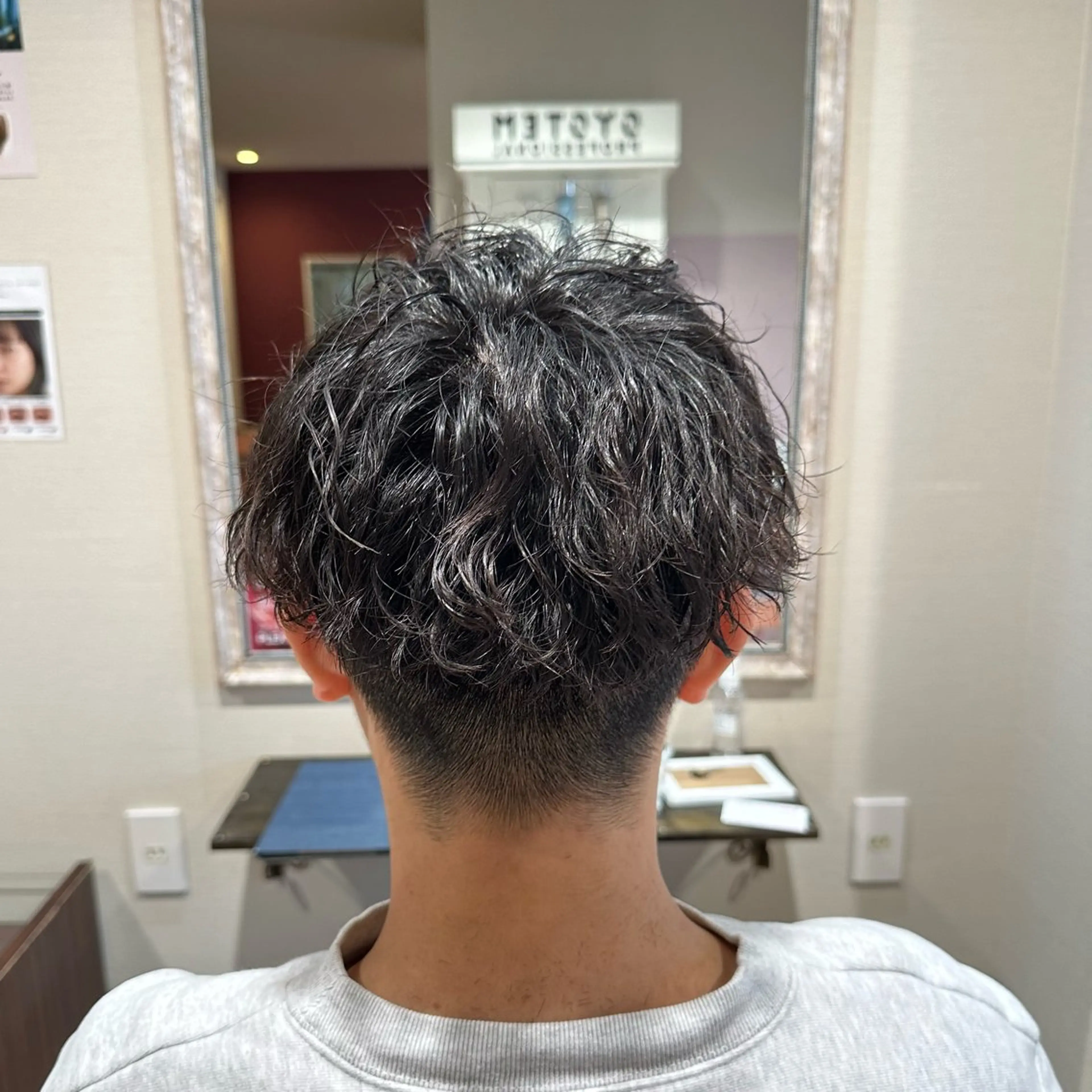 ショート パーマ メンズ メンズパーマ ツイストスパイラルパーマ スパイラルパーマ カット パーマ 柔らかいcolor ￤韓国￤🩰マユ🩰のヘアスタイル