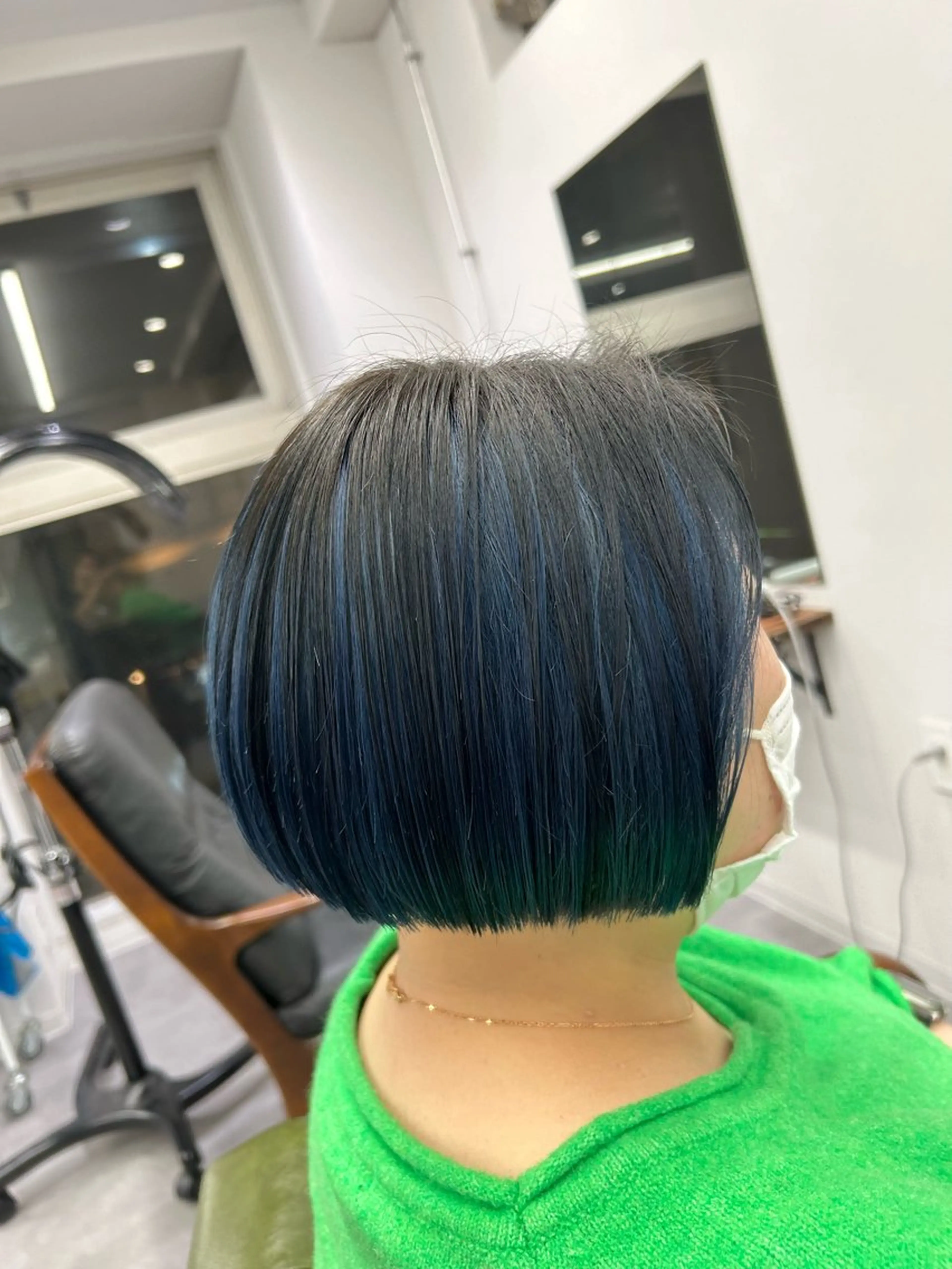 ミディアム カラー 黒髪 ブルーカラー カット ヘアカラー トリートメント SHAFT Ieiriのヘアスタイル