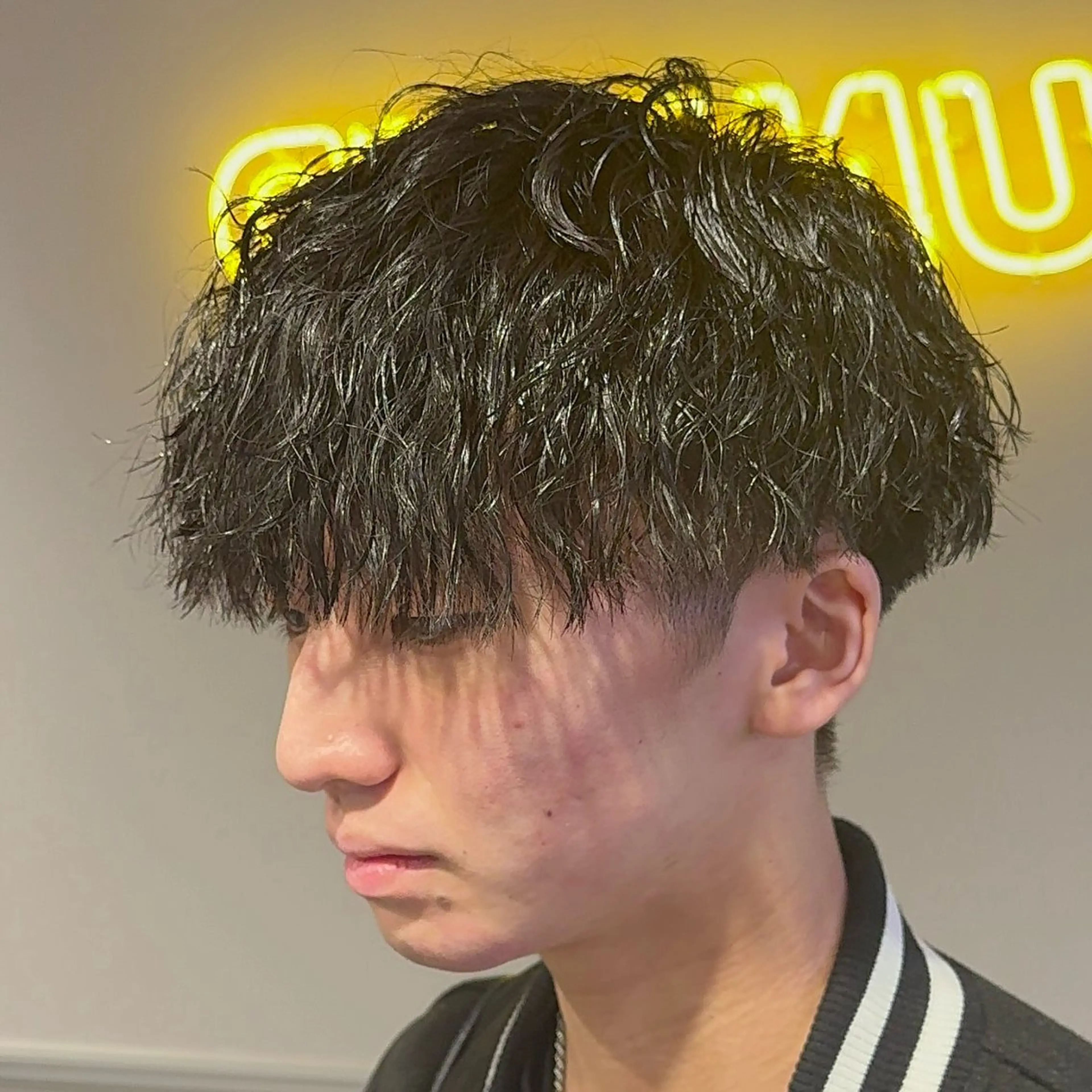 ミディアム パーマ ヘアアレンジ メンズ ミディアムパーマ メンズパーマ 艶カラー の達人のヘアスタイル